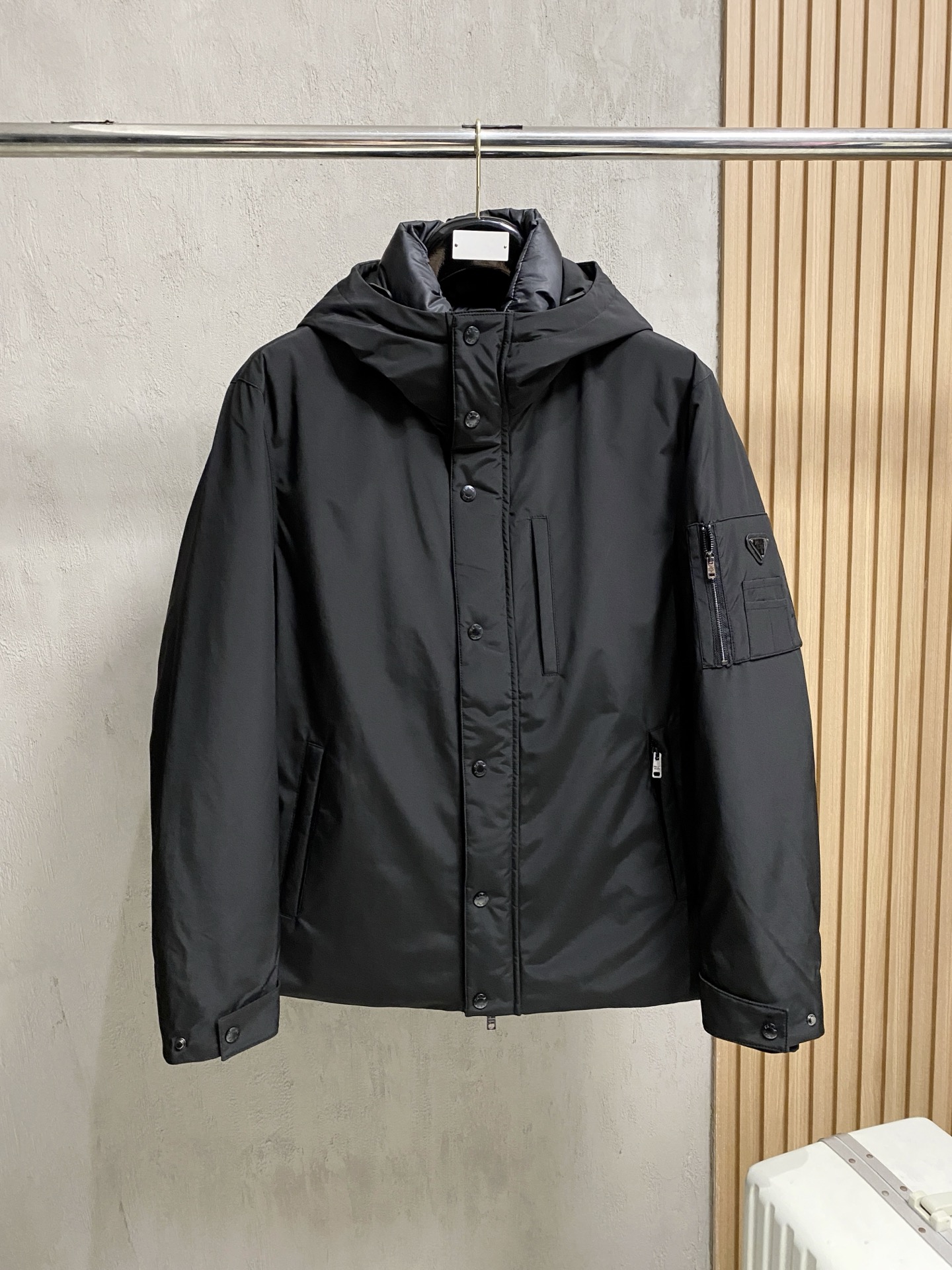 NO:654704,Prada-Prada 25 autumn and winter fashionable hooded jacket down, filled with 100g-90 white duck down, light and stylish, not bloated on the upper body, quite typical Italian style fashion, trading company channel premium product  The fabric selection and craftsmanship are very sophisticated, which is in line with the brand's century-old aesthetic tone. It is low-key and luxurious, elegant and noble. Every detail is a testament to the brand's own high-end sense. The whole body interprets the Italian minimalist, capable and outdoor functional style. It is both elegant and harmonious, and the upper body is full of shape. It is a treasure-level functional equipment that combines fashion sense and design sense. It creates a unique style item, improved pilot style design, classic and fashionable design, retro and age-reducing but very fashionable!  Fabrics imported from Italy. The texture is as delicate as baby skin. It has superior stiffness, is quite elegant and fashionable!  The color is light and versatile, the cut is smart and neat, the upper body instantly highlights the spirit, the style is full, and it can easily control various body types. It is a jacket that perfectly combines business commuting and outdoor leisure. It is a piece of equipment with extremely high wearability and attendance rate!  Color Black Size M L XL 2XL 3XL,,prada,prada,jackets & coats,jackets & coats,down jacket,hats,alexander wang19860909Prada-普拉达 25秋冬时尚连帽夹克羽绒 内冲100g-90白鸭绒,轻薄有型,上身不臃肿,颇具意大利典型风格的时装,贸易公司渠道臻品 在面料选取和工艺方面都相当考究,极符合该品牌百年美学基调,低调且奢华,优雅且高贵,每一个细节都在力证品牌自身的高级感,通体将意式的极简、干练和户外功能性风格极致诠释,亦庄亦谐,上身型款十足,集时装感与设计感的一款宝藏级功能型装备,塑造出别具一格的造型单品,改良式的飞行员造型设计,经典又时尚设计,复古减龄又非常时髦！ 意大利客供进口面料.质感如婴儿皮肤一样细腻.挺括性优越,颇为优雅且时髦！配色轻熟百搭,版型剪裁干练利落,上身瞬间凸显出精神感,型款十足,轻松驾驭各种身型,商务通勤与户外休闲完美兼备的一款外套,属于实穿性出勤率极高的一款装备！ 颜色黑色 码数M L XL 2XL 3XL,,prada,prada,jackets & coats,jackets & coats,down jacket,hats,alexander wang,Men's clothing