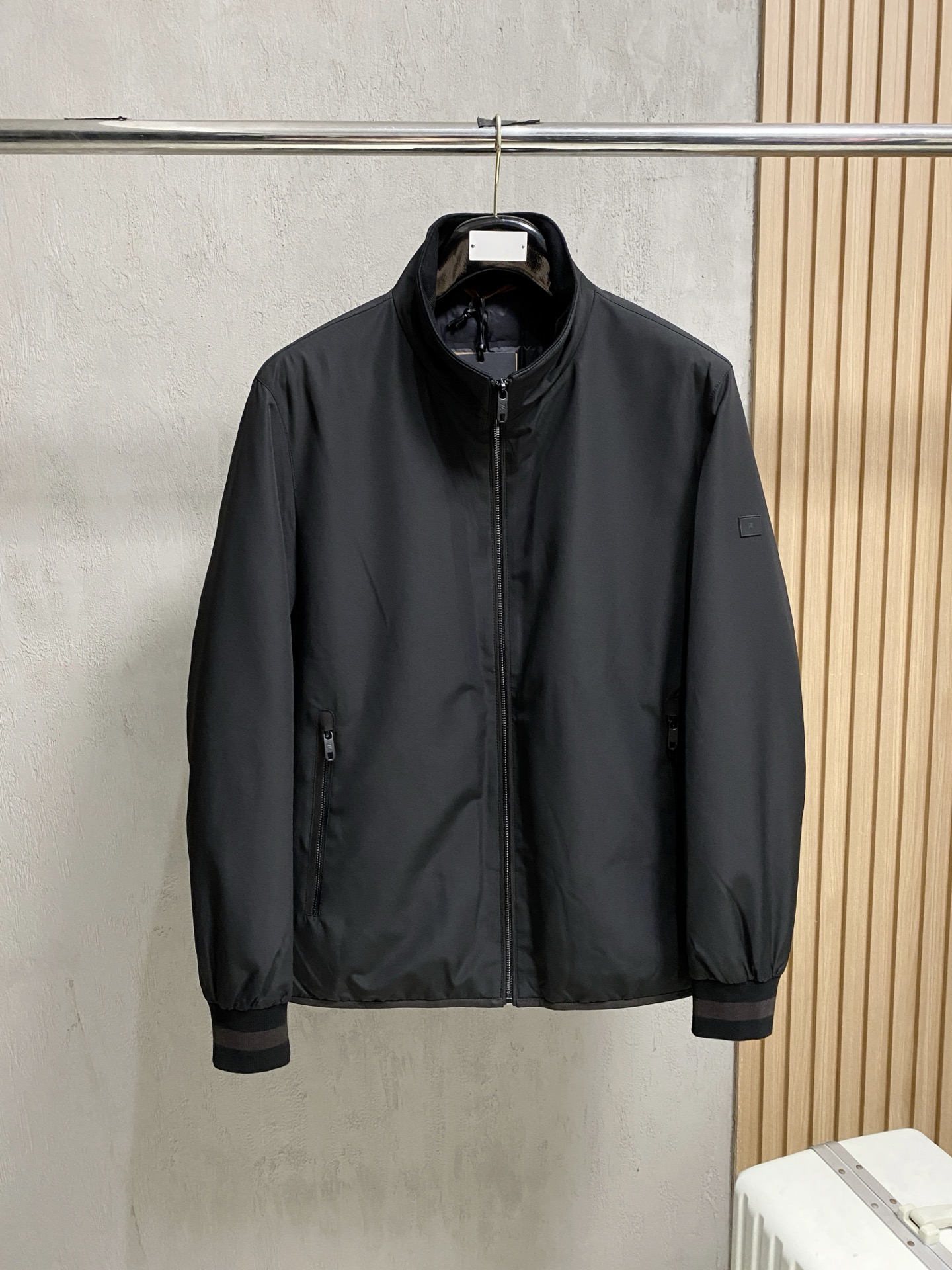 NO:654721,Zegna 25 autumn and winter fashionable stand-up collar jacket, light down, filled with 80g-90 white duck down, light and stylish, not bloated on the upper body, quite typical Italian style fashion, trading company channel premium product  The fabric selection and craftsmanship are very sophisticated, which is in line with the aesthetic tone of the Z family. It is low-key and luxurious, elegant and noble. Every detail is a testament to the brand's own high-end sense. The whole body interprets the Italian minimalist, capable and outdoor functional style. It is both elegant and harmonious, and the upper body is full of shape. It is a treasure-level functional equipment that combines fashion sense and design sense. It creates a unique style item, improved pilot style design, classic lapel design, retro and age-reducing and very fashionable!  Fabrics imported from Italy. The texture is as delicate as baby skin. It has superior stiffness, is quite elegant and fashionable!  The color is light and versatile, the cut is smart and neat, the upper body instantly highlights the spirit, the style is full, and it can easily control various body types. It is a jacket that perfectly combines business commuting and outdoor leisure. It is a piece of equipment with extremely high wearability and attendance rate!  Color Black Size M L XL 2XL 3XL,,zegna,jackets & coats,jackets & coats,down jacket,alexander wang19860909Zegna 杰尼亚 25秋冬时尚立领夹克轻薄羽绒 内冲80g-90白鸭绒,轻薄有型,上身不臃肿,颇具意大利典型风格的时装,贸易公司渠道臻品 在面料选取和工艺方面都相当考究,极符合Z家族美学基调,低调且奢华,优雅且高贵,每一个细节都在力证品牌自身的高级感,通体将意式的极简、干练和户外功能性风格极致诠释,亦庄亦谐,上身型款十足,集时装感与设计感的一款宝藏级功能型装备,塑造出别具一格的造型单品,改良式的飞行员造型设计,经典的翻领设计,复古减龄又非常时髦！ 意大利客供进口面料.质感如婴儿皮肤一样细腻.挺括性优越,颇为优雅且时髦！配色轻熟百搭,版型剪裁干练利落,上身瞬间凸显出精神感,型款十足,轻松驾驭各种身型,商务通勤与户外休闲完美兼备的一款外套,属于实穿性出勤率极高的一款装备！ 颜色黑色 码数M L XL 2XL 3XL,,zegna,jackets & coats,jackets & coats,down jacket,alexander wang,Men's clothing