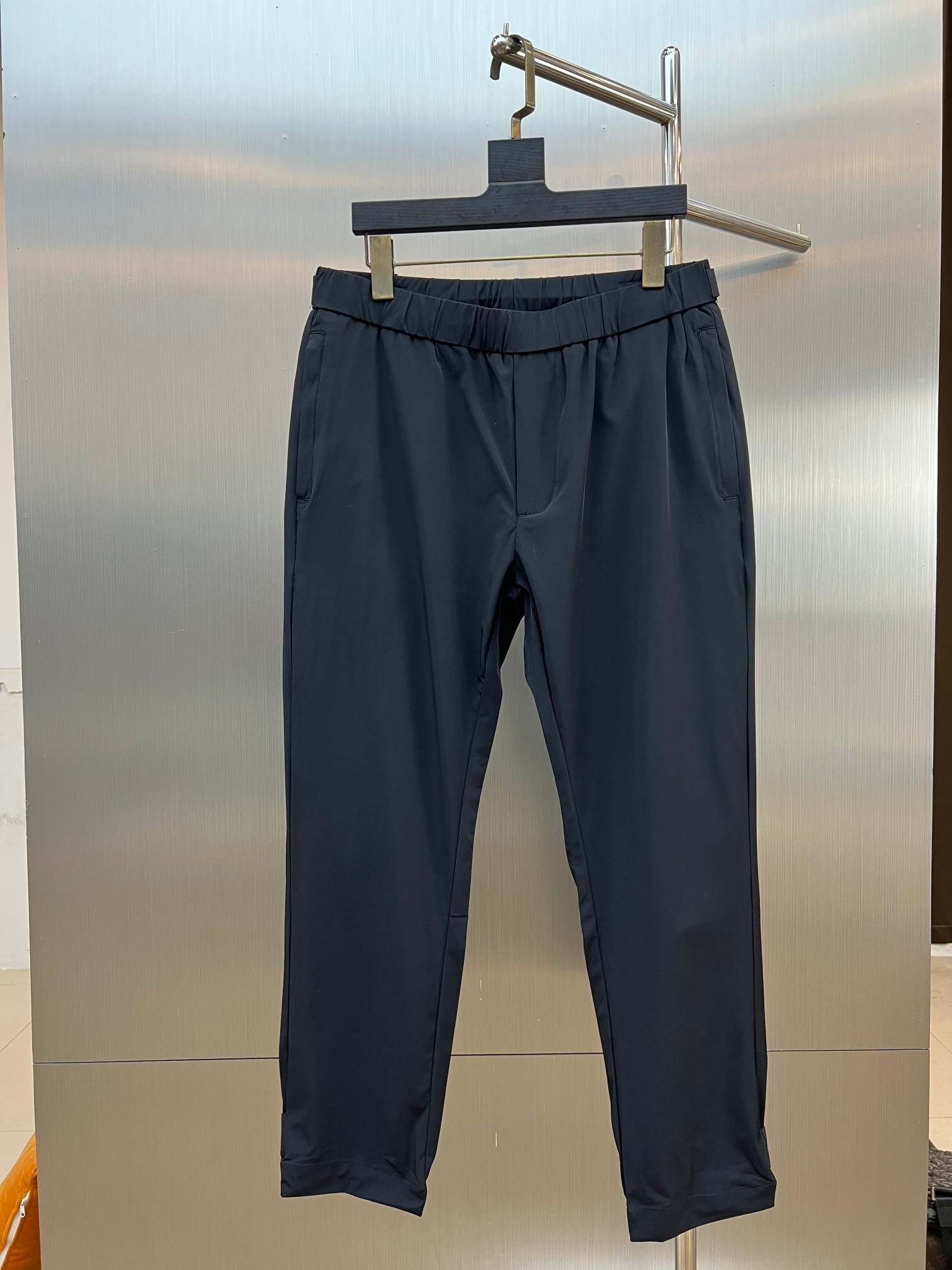 NO:757382,Prada exclusive new casual pants high-end version!  Custom-made fabrics at the counter are highly breathable and comfortable, with impeccable details and brand element design concepts, reflecting high quality. It feels delicate and soft!  It presents a casual cut and the upper body shape is awesome!  Size: M-3XL,, prada, prada,19860909Prada普拉达独家专供新款休闲裤 高端版本！专柜定制面料 透气舒适度高,细节无可挑剔,品牌元素设计理念,体现高品质.手感细腻柔软！呈现休闲裁剪,上身版型超赞！码数:M-3XL,,prada,prada,,Men's clothing