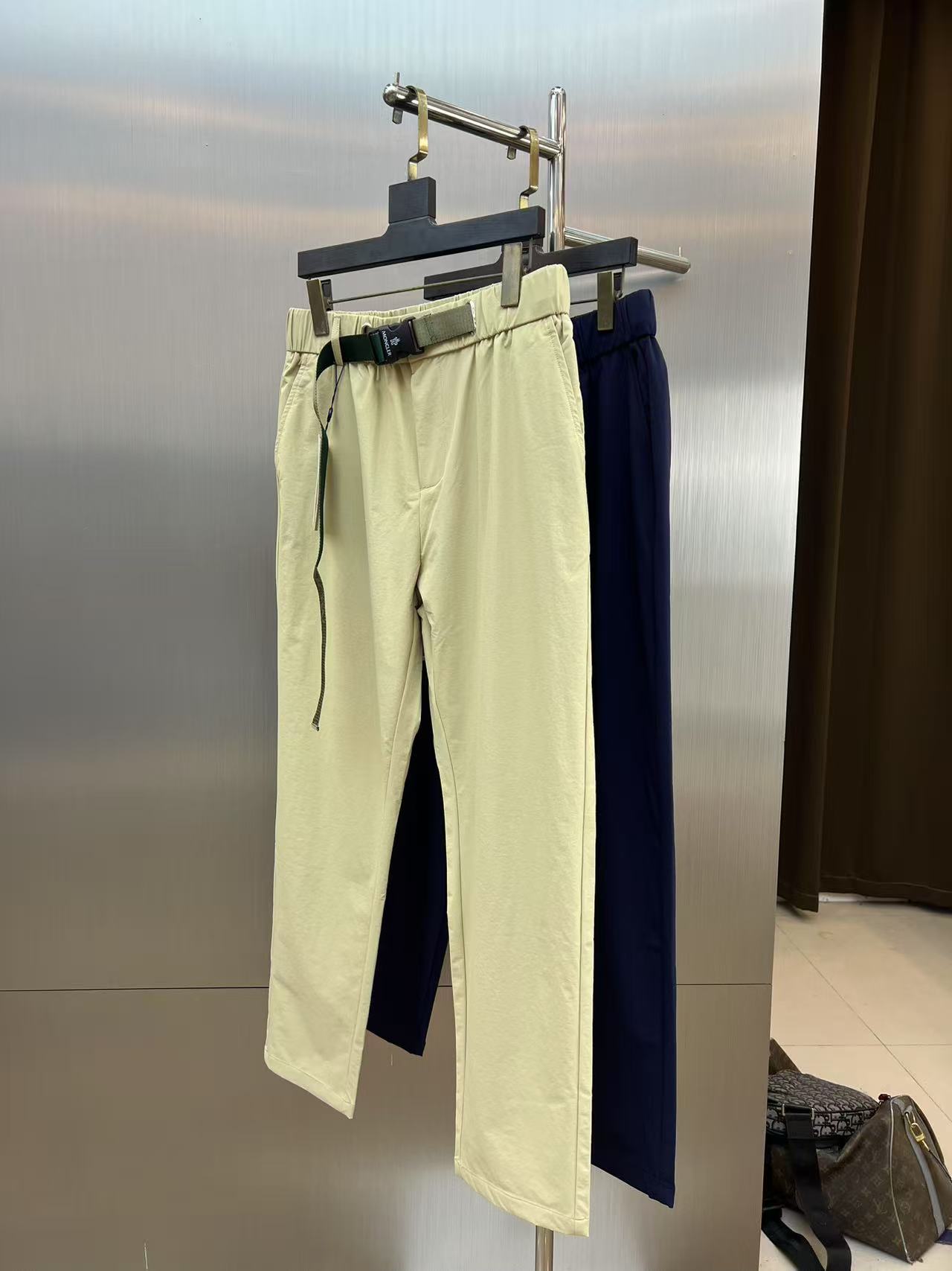 NO:757389,Mengkou 2026 spring and autumn new casual pants! On sale simultaneously on the official website. Brand classic LOGO casual pants, customized fabrics, excellent comfort, strong touch. Highly recognizable, perfect appearance and craftsmanship. Sizes M-3XL, Moncler,19860909蒙口 2026春秋新款休闲裤！官网同步发售.品牌经典LOGO休闲裤,定制面料,舒适度极好,手触感 烈.辦识度极高,完美品相工艺.尺码M-3XL,,Moncler,,Men's clothing