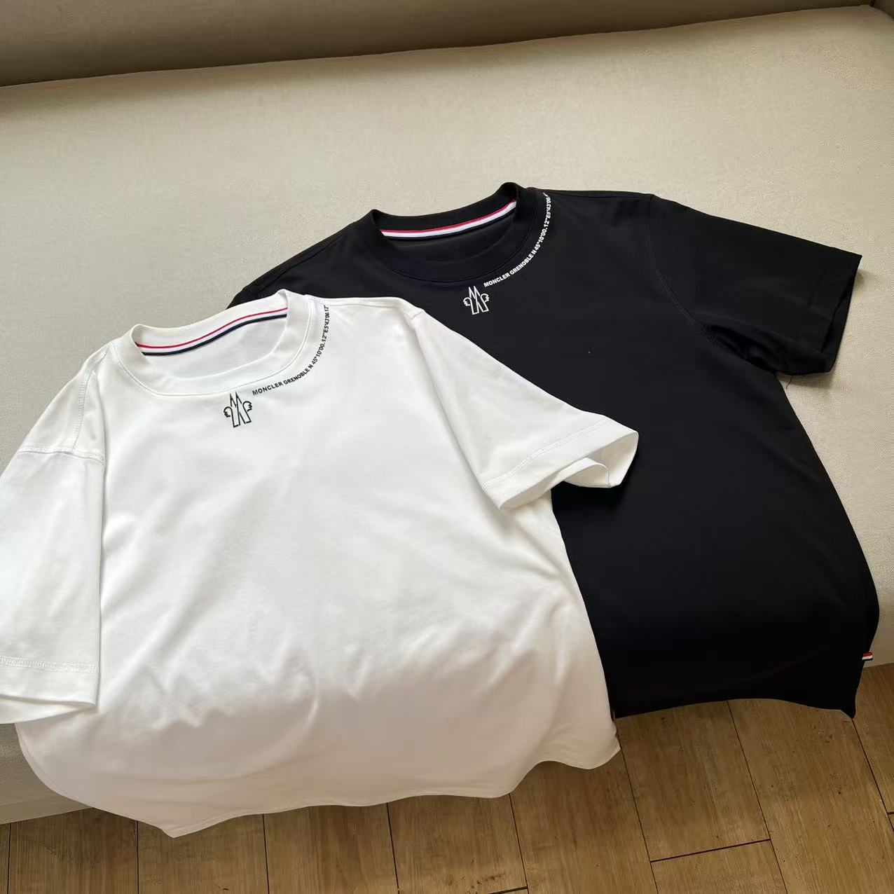 。MONER盟可睐官网新款字母短袖面料采用280克重精梳棉，定制32支1*1螺纹，成衣两遍水洗处理，面料