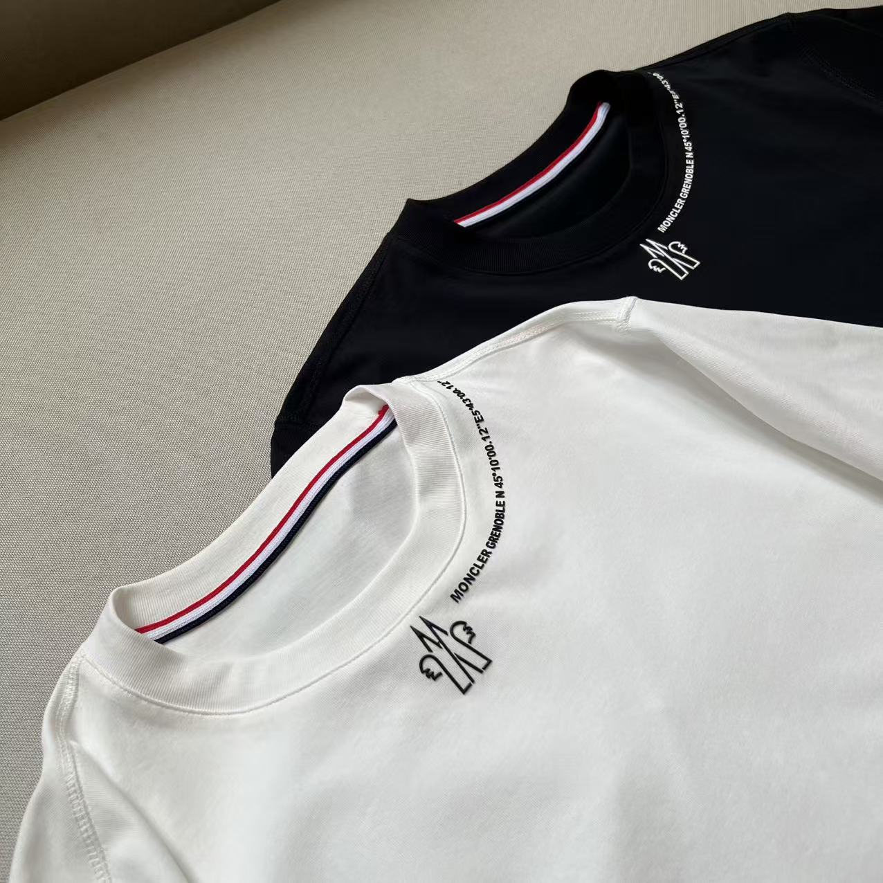 。MONER盟可睐官网新款字母短袖面料采用280克重精梳棉，定制32支1*1螺纹，成衣两遍水洗处理，面料