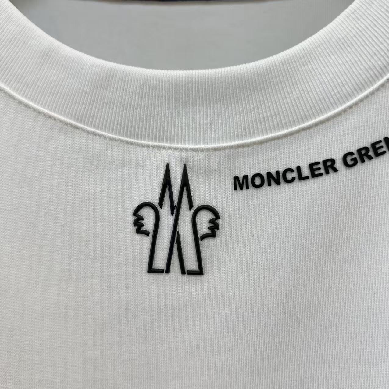 。MONER盟可睐官网新款字母短袖面料采用280克重精梳棉，定制32支1*1螺纹，成衣两遍水洗处理，面料