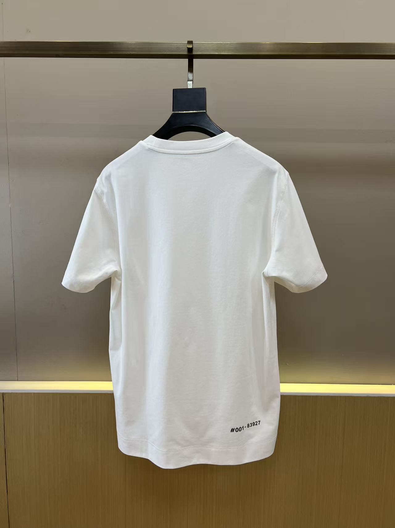 。MONER盟可睐官网新款字母短袖面料采用280克重精梳棉，定制32支1*1螺纹，成衣两遍水洗处理，面料