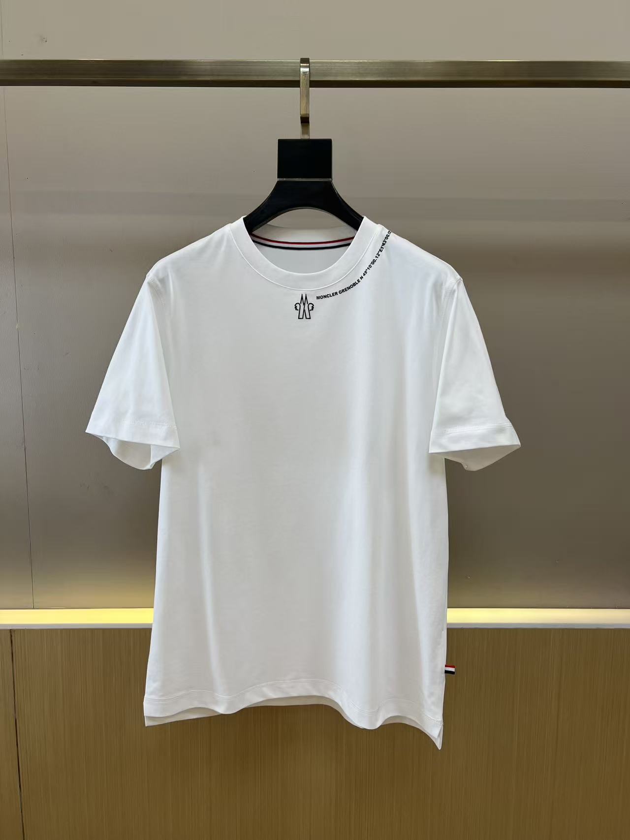 。MONER盟可睐官网新款字母短袖面料采用280克重精梳棉，定制32支1*1螺纹，成衣两遍水洗处理，面料