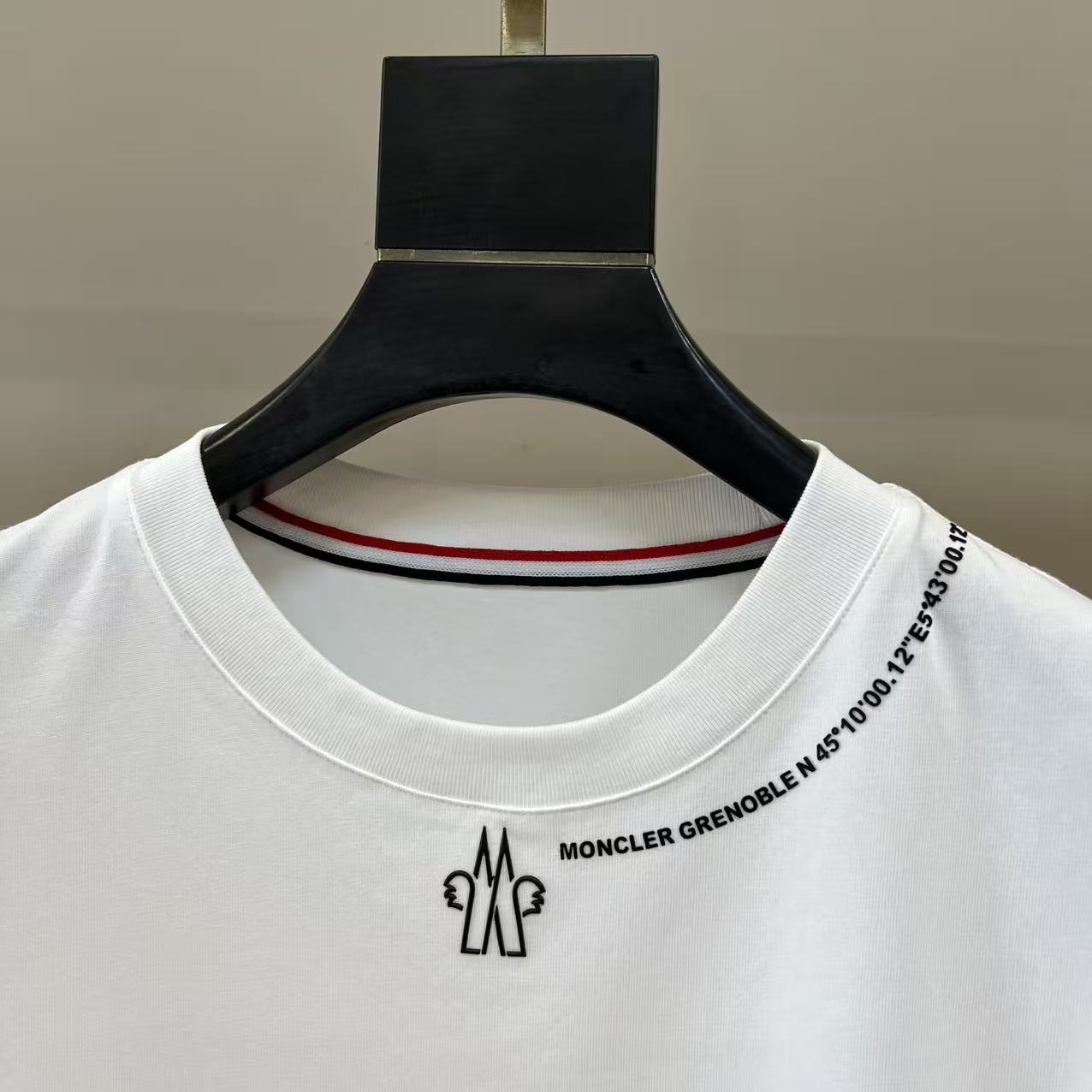 。MONER盟可睐官网新款字母短袖面料采用280克重精梳棉，定制32支1*1螺纹，成衣两遍水洗处理，面料