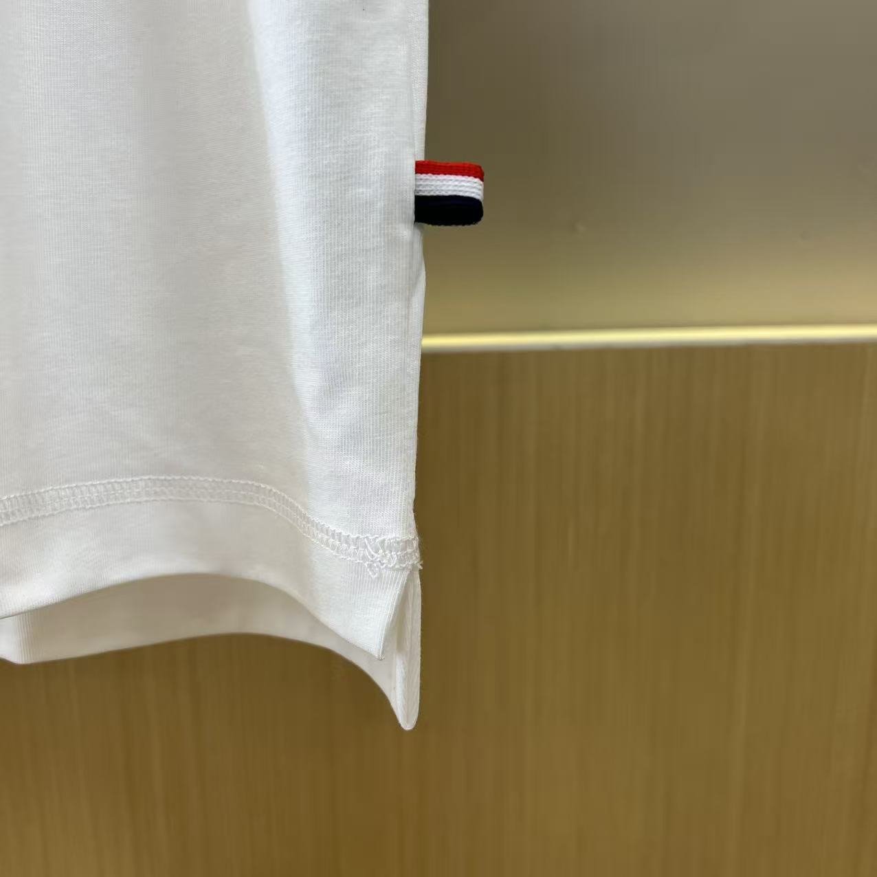 。MONER盟可睐官网新款字母短袖面料采用280克重精梳棉，定制32支1*1螺纹，成衣两遍水洗处理，面料