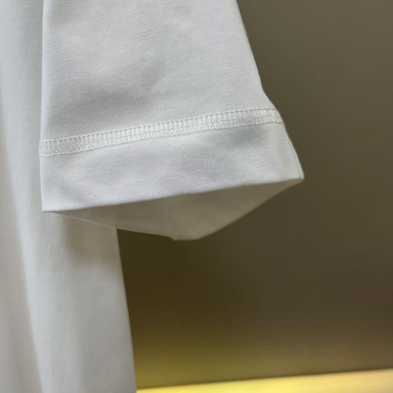 。MONER盟可睐官网新款字母短袖面料采用280克重精梳棉，定制32支1*1螺纹，成衣两遍水洗处理，面料