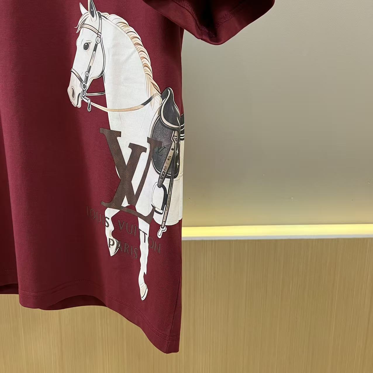 。1v威登、2026春夏新品男士圆领短袖T恤，简约廓形适配多元身形，经典圆领设计贴合颈部线条，带来舒适无