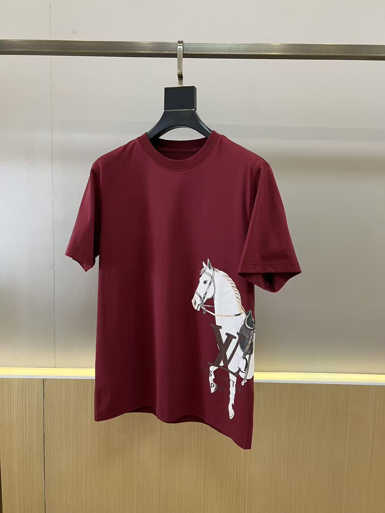 。1v威登、2026春夏新品男士圆领短袖T恤，简约廓形适配多元身形，经典圆领设计贴合颈部线条，带来舒适无