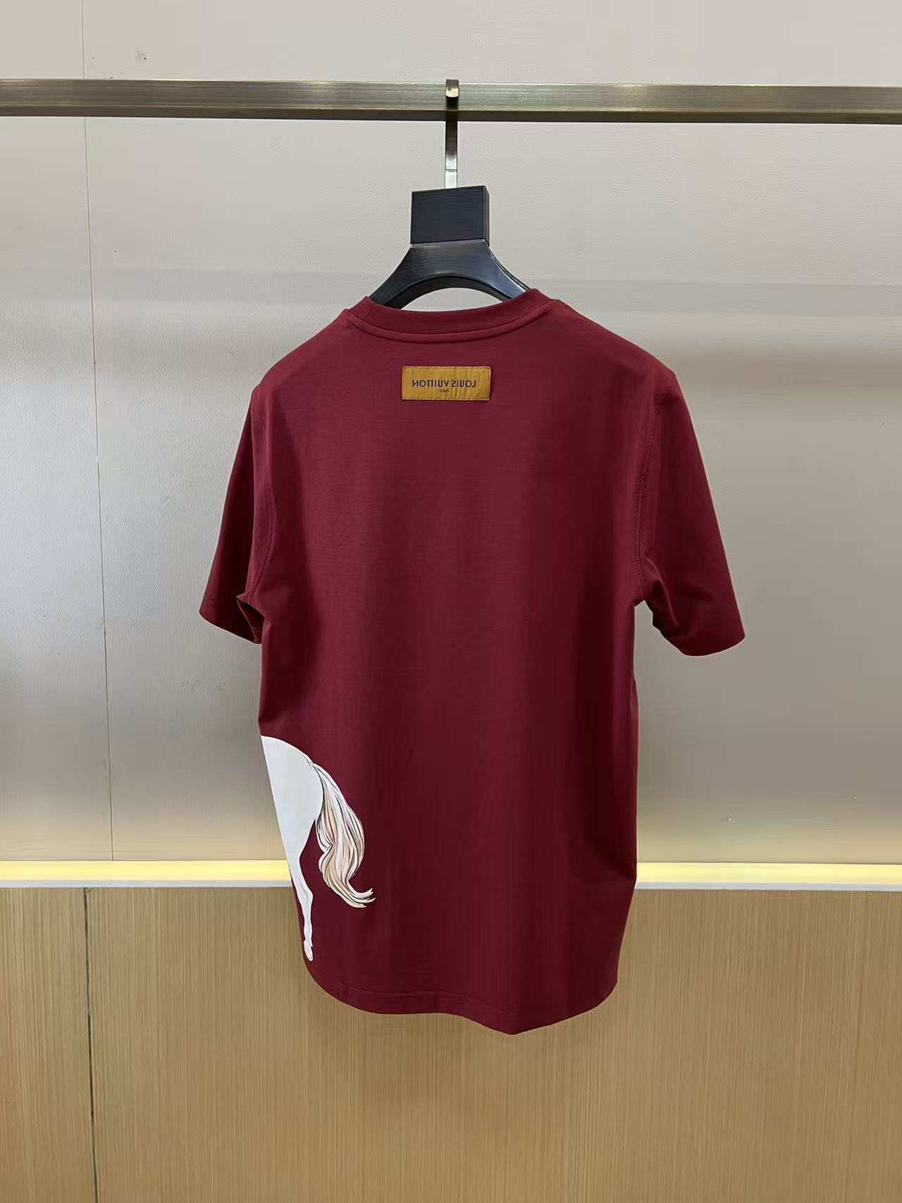 。1v威登、2026春夏新品男士圆领短袖T恤，简约廓形适配多元身形，经典圆领设计贴合颈部线条，带来舒适无