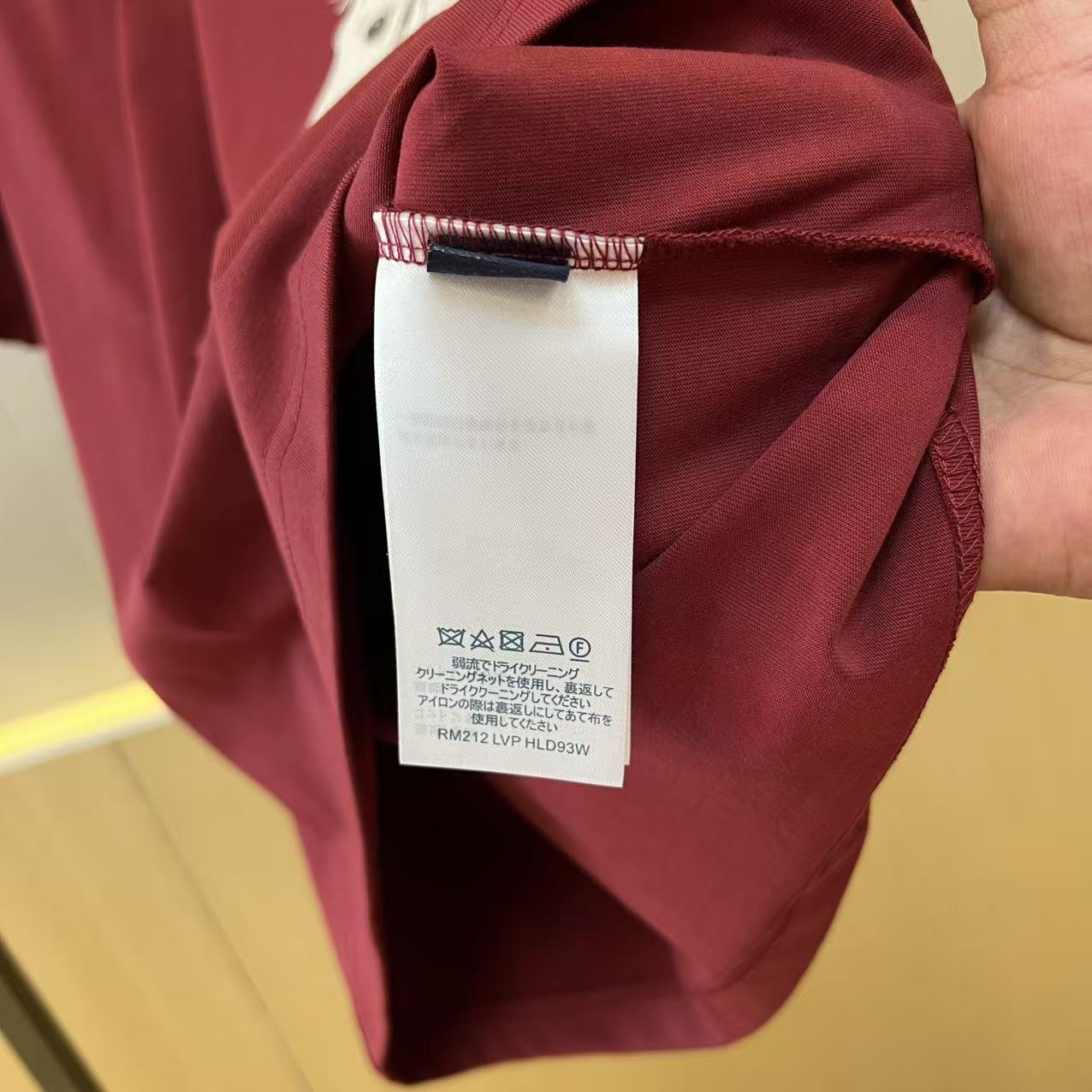 。1v威登、2026春夏新品男士圆领短袖T恤，简约廓形适配多元身形，经典圆领设计贴合颈部线条，带来舒适无