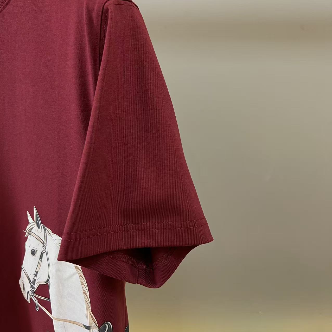 。1v威登、2026春夏新品男士圆领短袖T恤，简约廓形适配多元身形，经典圆领设计贴合颈部线条，带来舒适无