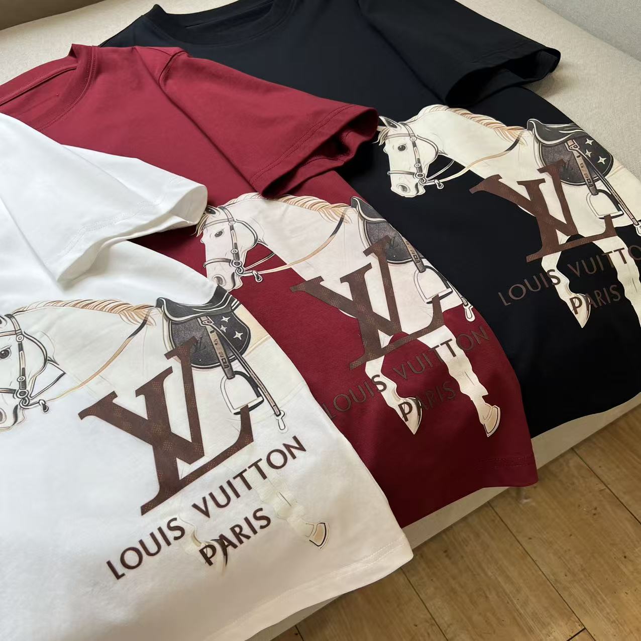 。1v威登、2026春夏新品男士圆领短袖T恤，简约廓形适配多元身形，经典圆领设计贴合颈部线条，带来舒适无