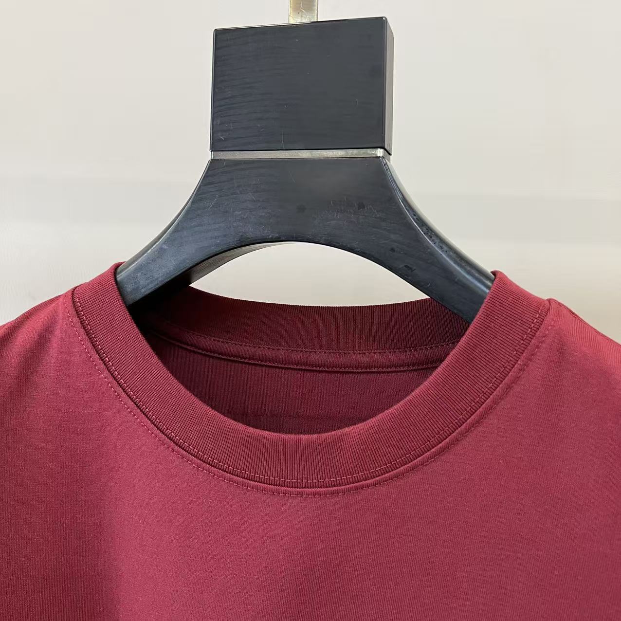 。1v威登、2026春夏新品男士圆领短袖T恤，简约廓形适配多元身形，经典圆领设计贴合颈部线条，带来舒适无