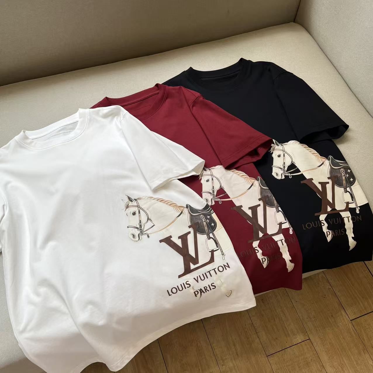 。1v威登、2026春夏新品男士圆领短袖T恤，简约廓形适配多元身形，经典圆领设计贴合颈部线条，带来舒适无