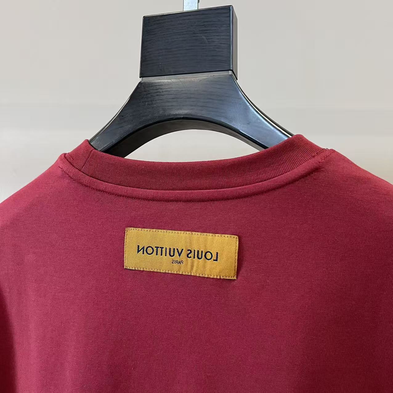 。1v威登、2026春夏新品男士圆领短袖T恤，简约廓形适配多元身形，经典圆领设计贴合颈部线条，带来舒适无