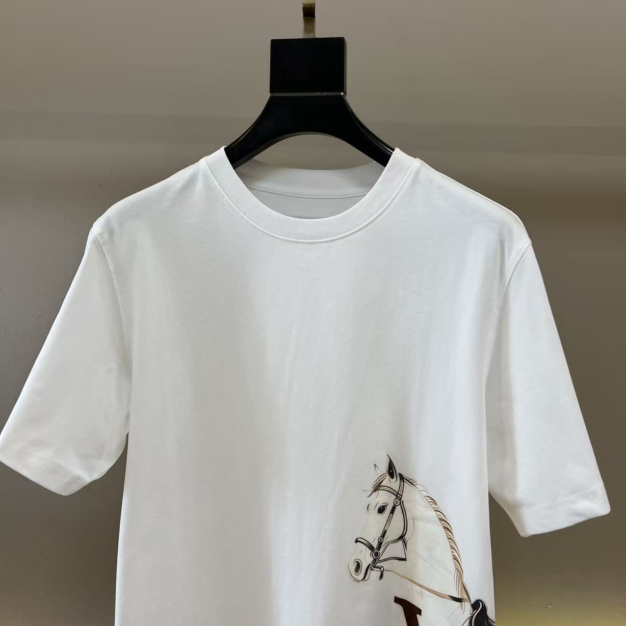 。1v威登、2026春夏新品男士圆领短袖T恤，简约廓形适配多元身形，经典圆领设计贴合颈部线条，带来舒适无