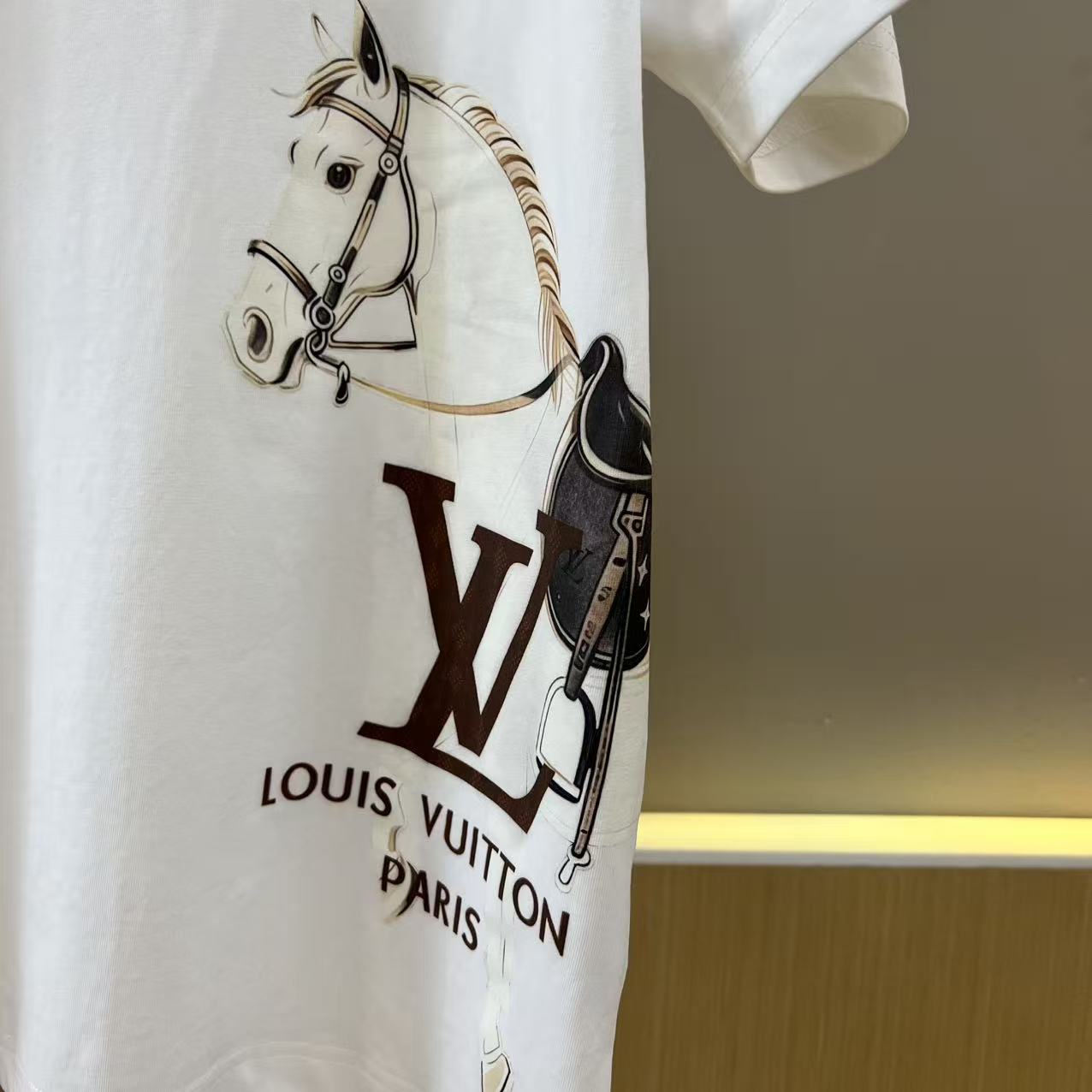 。1v威登、2026春夏新品男士圆领短袖T恤，简约廓形适配多元身形，经典圆领设计贴合颈部线条，带来舒适无