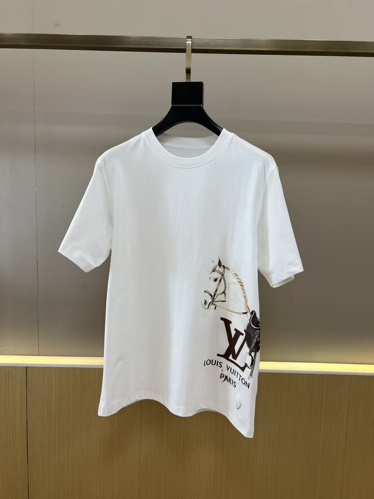 。1v威登、2026春夏新品男士圆领短袖T恤，简约廓形适配多元身形，经典圆领设计贴合颈部线条，带来舒适无