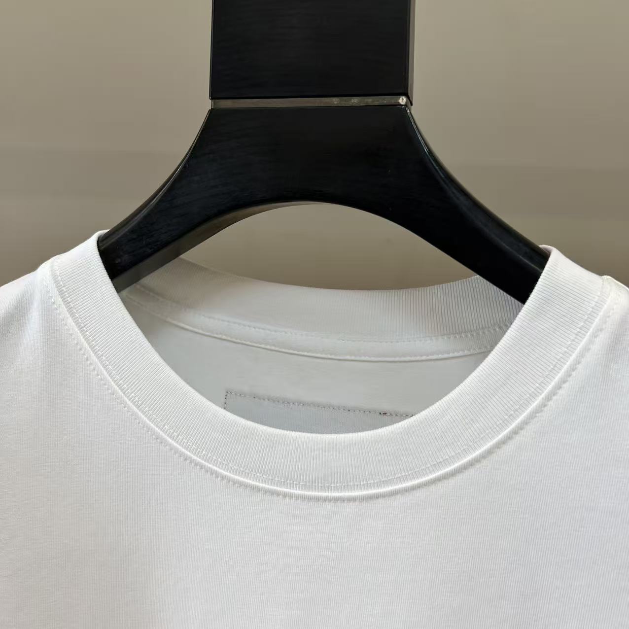 。1v威登、2026春夏新品男士圆领短袖T恤，简约廓形适配多元身形，经典圆领设计贴合颈部线条，带来舒适无