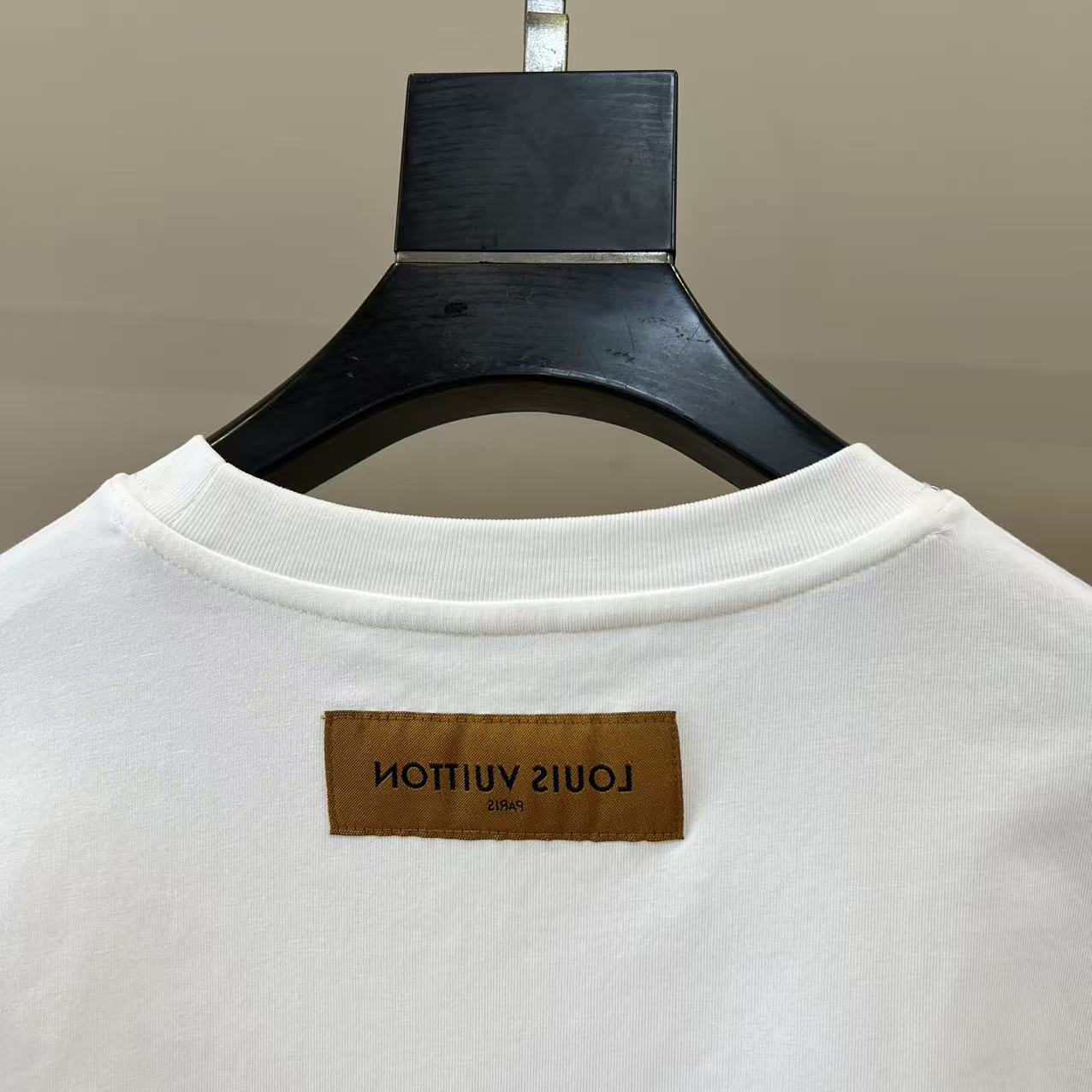 。1v威登、2026春夏新品男士圆领短袖T恤，简约廓形适配多元身形，经典圆领设计贴合颈部线条，带来舒适无