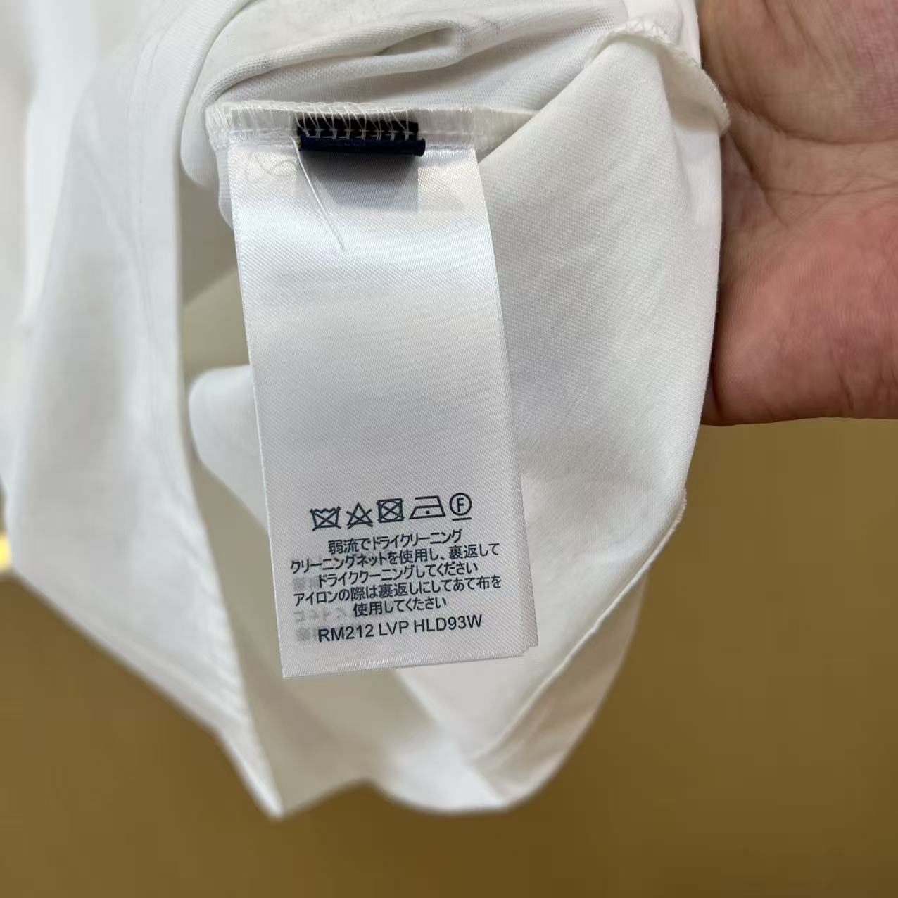 。1v威登、2026春夏新品男士圆领短袖T恤，简约廓形适配多元身形，经典圆领设计贴合颈部线条，带来舒适无