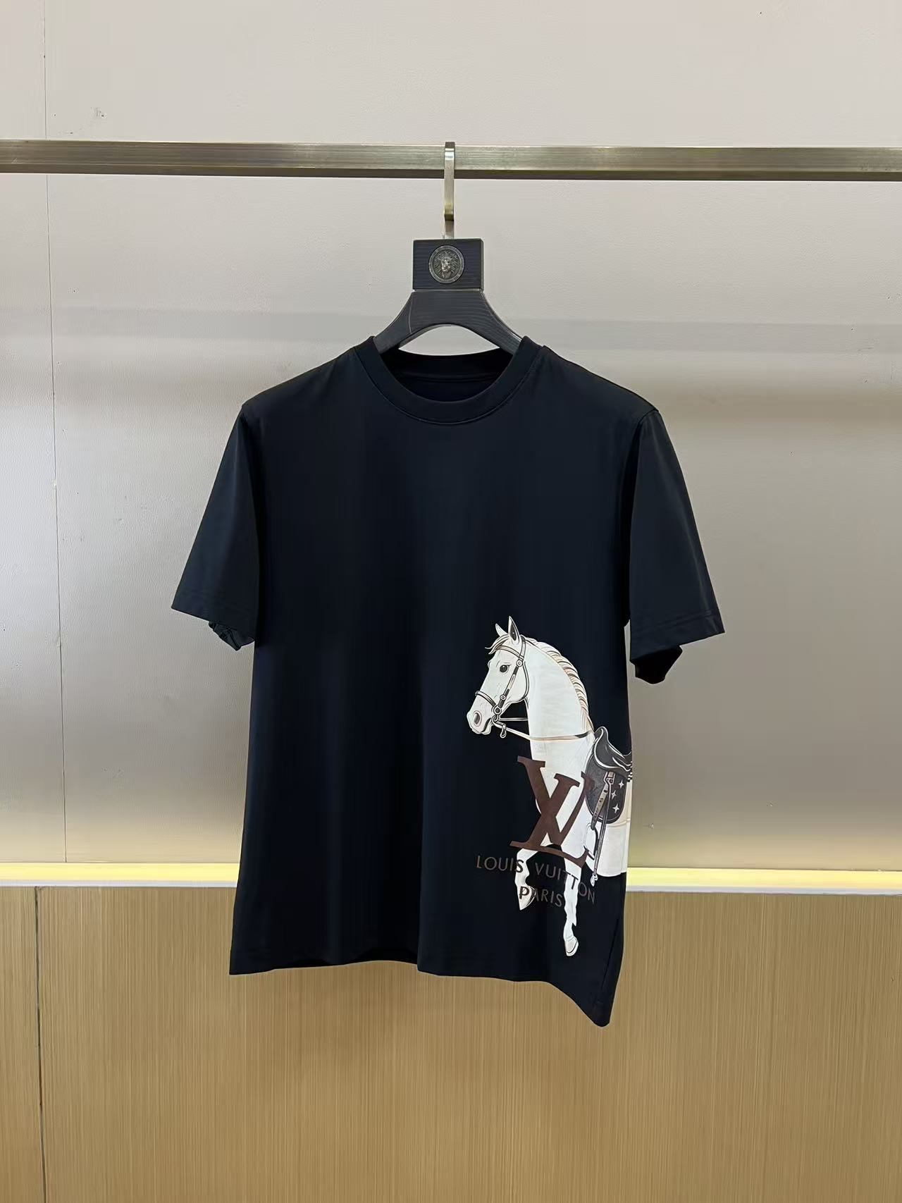 。1v威登、2026春夏新品男士圆领短袖T恤，简约廓形适配多元身形，经典圆领设计贴合颈部线条，带来舒适无