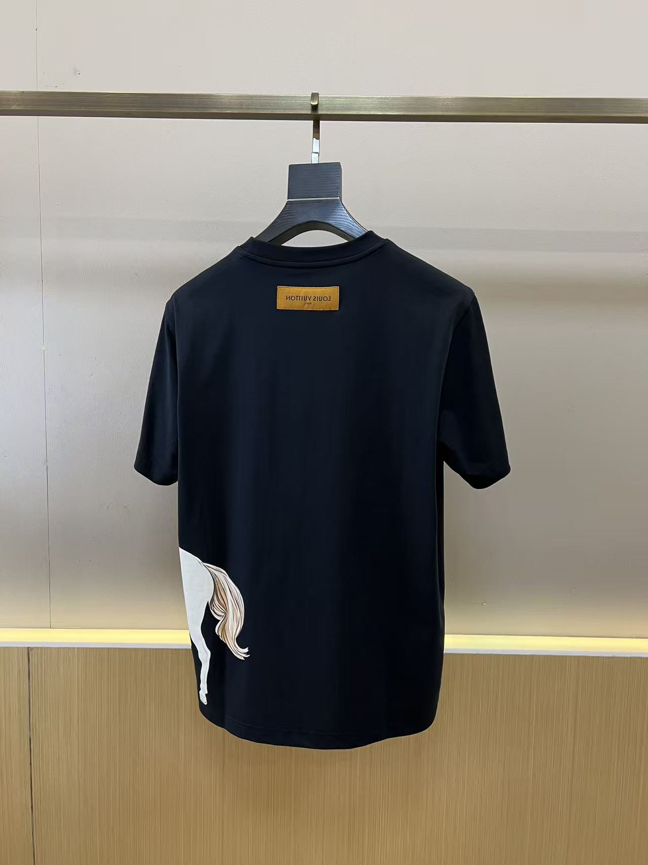 。1v威登、2026春夏新品男士圆领短袖T恤，简约廓形适配多元身形，经典圆领设计贴合颈部线条，带来舒适无