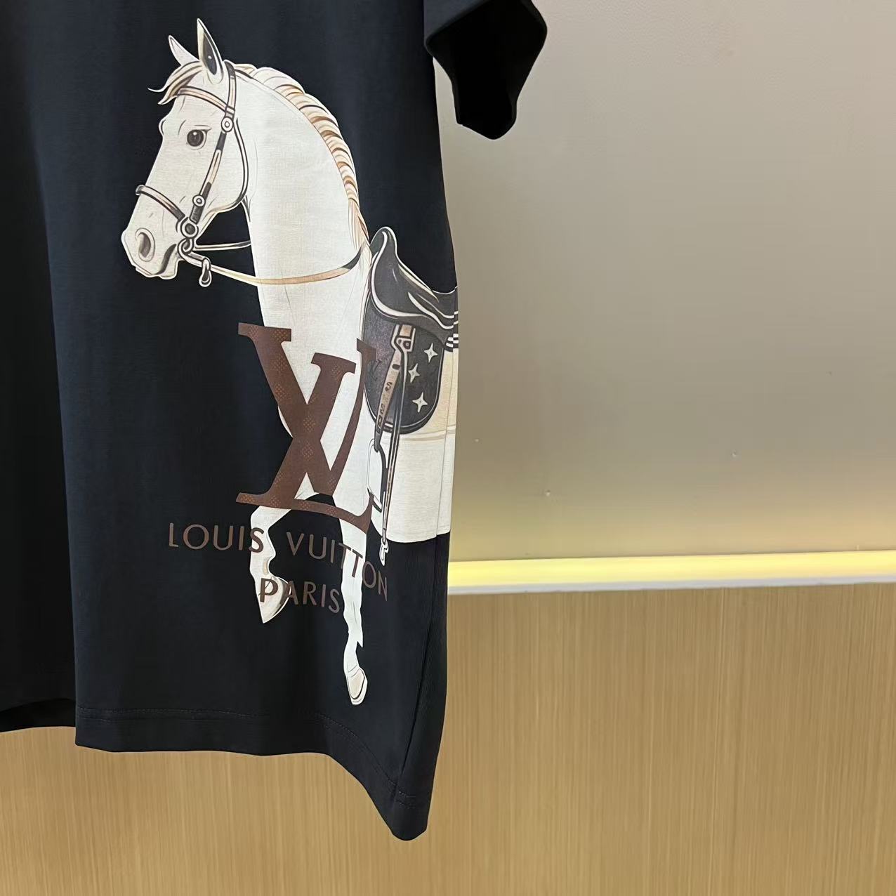 。1v威登、2026春夏新品男士圆领短袖T恤，简约廓形适配多元身形，经典圆领设计贴合颈部线条，带来舒适无