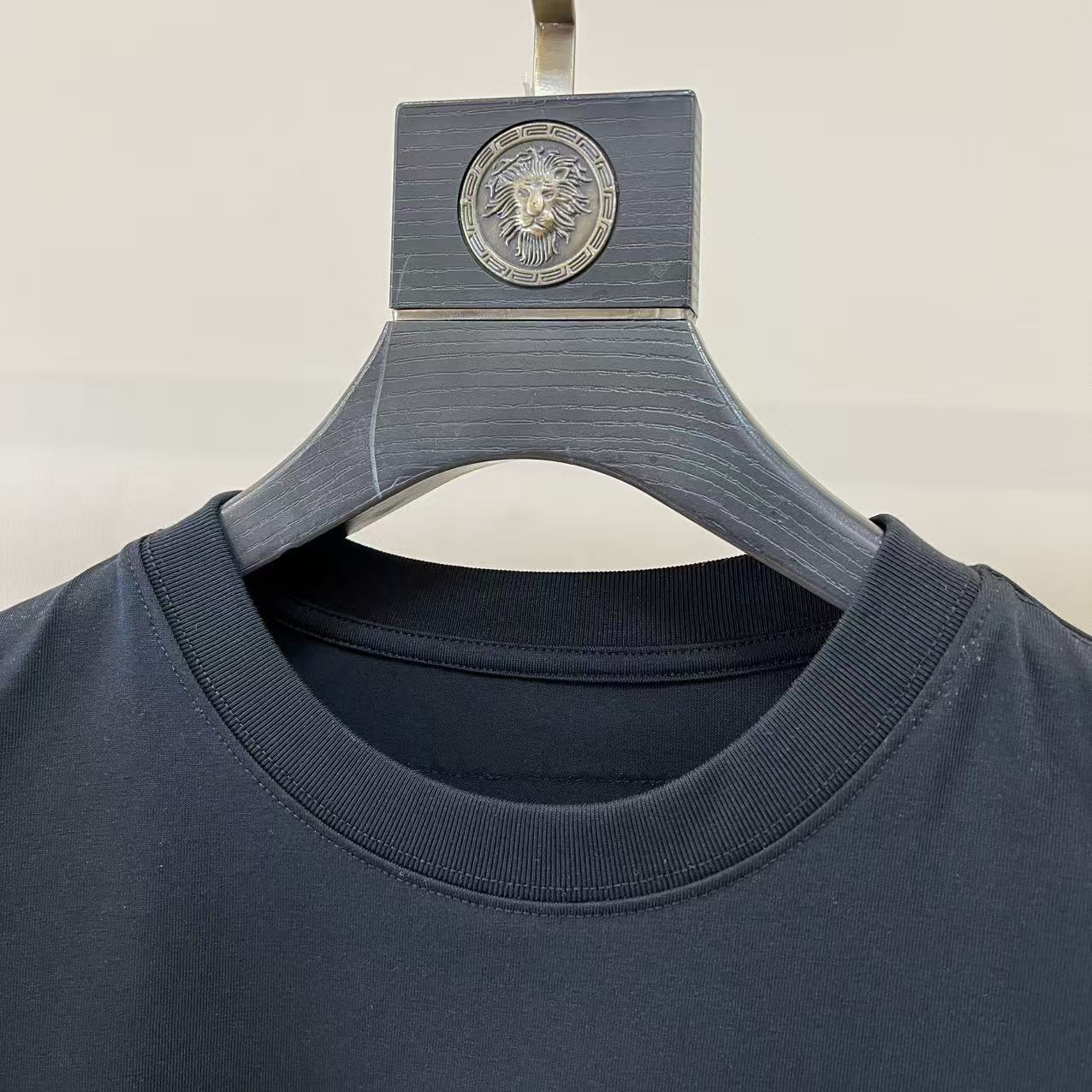 。1v威登、2026春夏新品男士圆领短袖T恤，简约廓形适配多元身形，经典圆领设计贴合颈部线条，带来舒适无