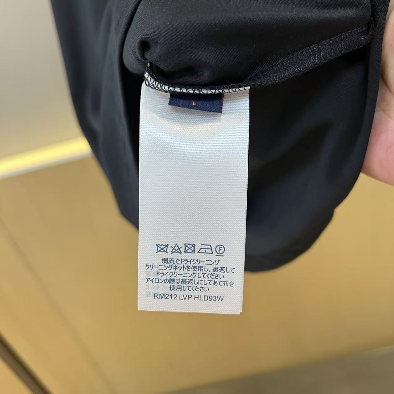 。1v威登、2026春夏新品男士圆领短袖T恤，简约廓形适配多元身形，经典圆领设计贴合颈部线条，带来舒适无