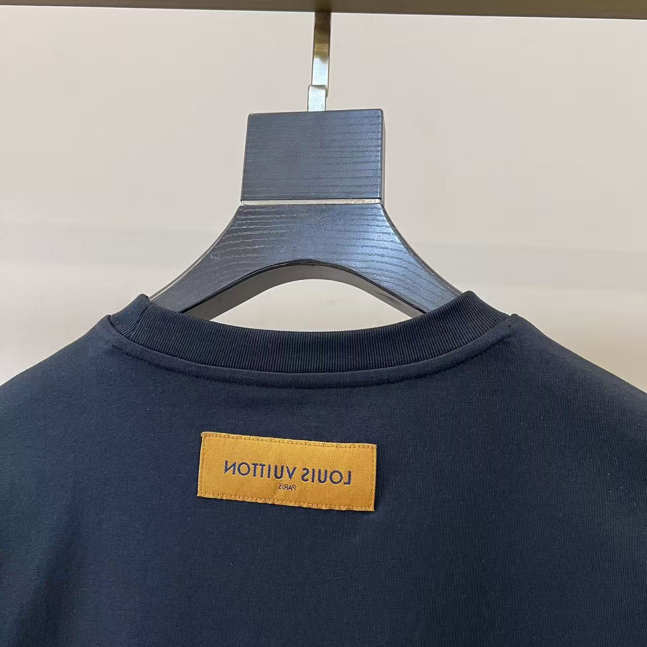 。1v威登、2026春夏新品男士圆领短袖T恤，简约廓形适配多元身形，经典圆领设计贴合颈部线条，带来舒适无