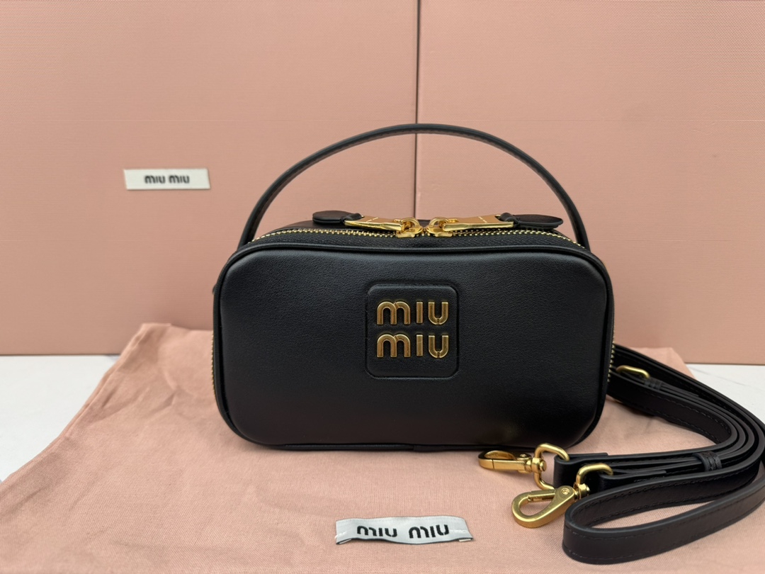 MiuMiu Sacs Caméra Sacs À Bandoulière & À Épaule Noir Or Cuir de veau vache Collection automne – hiver