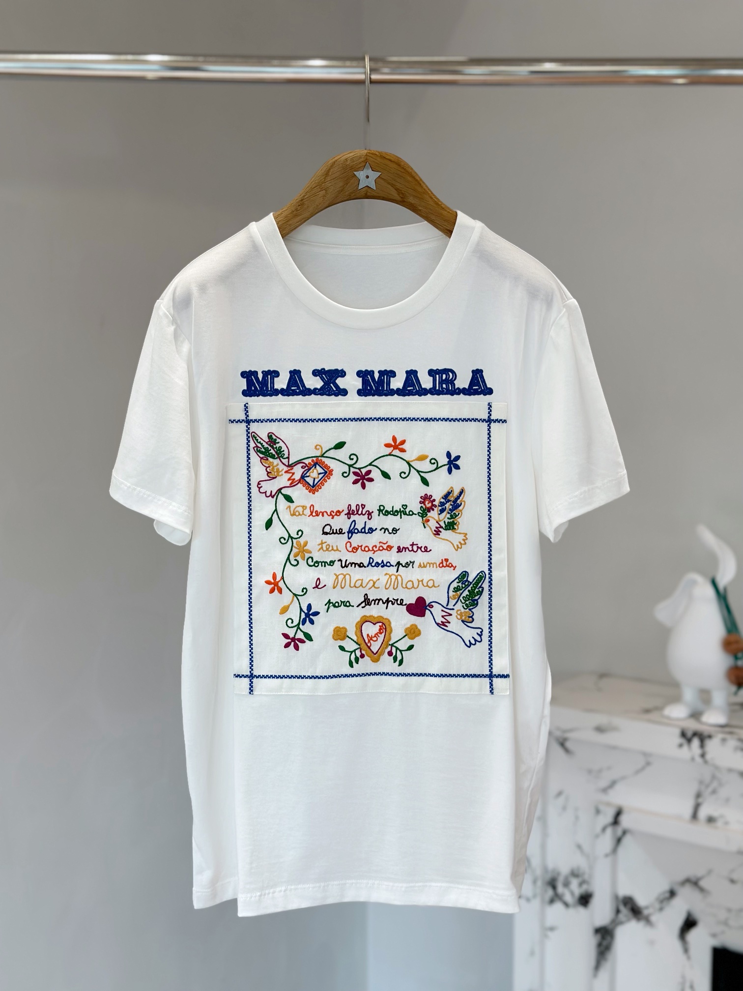 Pezdjs:Maxmara幸福手帕T恤 幸福寄语设计灵感来自葡萄牙Minho地区的文化传统称为“爱的手帕”Size:XS S M L