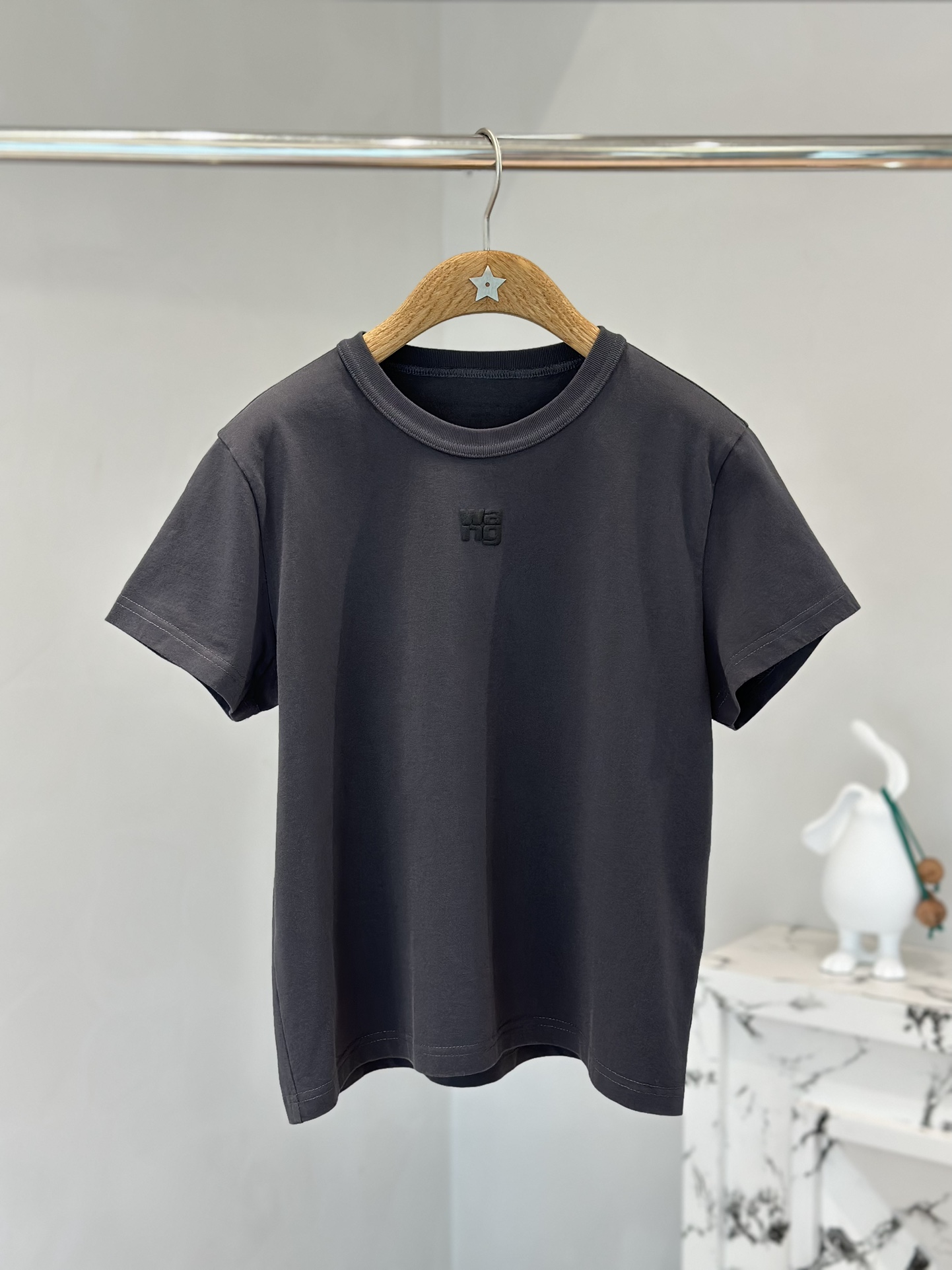 Pyjdle:wang大王水洗短款t恤 100%棉面料\n简单纯色 发泡字母的点缀 视觉更有质感\n蓝色/灰色\nSML