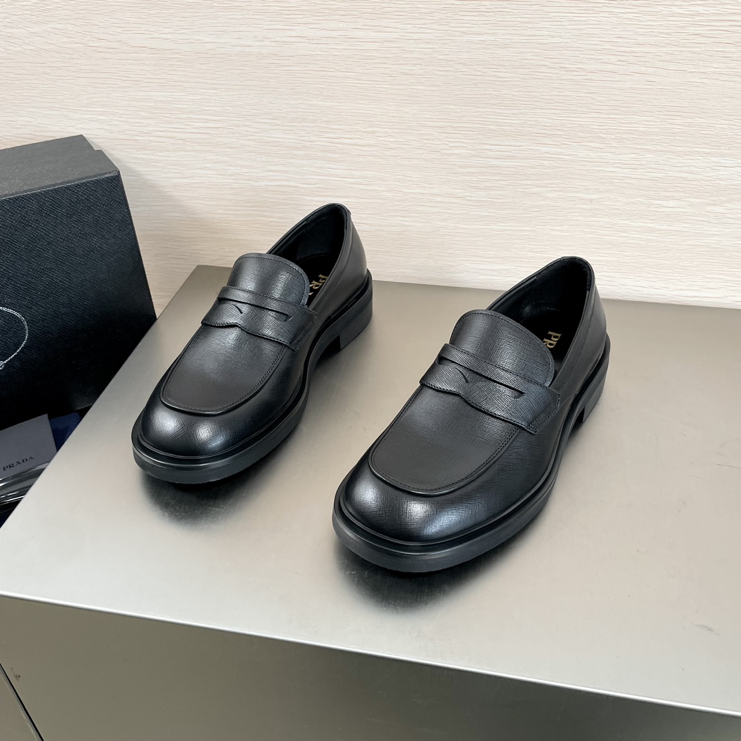 NO:273143,Code: YS004455 Prada/Prada New men's loafers are shipped with one foot, and the best products from Dongguan. Those who know the goods should start quickly!  Made of imported shiny beads and toothpick pattern calfskin. Splicing and sewing process. Soft and comfortable without wrinkles. Round head style. Classic penny loafer shoes. Elegant and atmospheric. Creating in thickened heaving. High quality and fine products. Simply sell all the currency in the market. Standard gold standard cowhide foot pads. Inner calfskin. Leather edge strips are equipped with thick rubber sole. Long-lasting wear-resistant. High comfort for the feet. Two styles are available. Complete packaging is equipped with dust bags and shoehorns. Size 39-40-41-42-43-44 Leather shoe size. Item number 2DE375 Black toothpick pattern,,prada,prada,loafers,cowhide19860909编码:YS004455 Prada/普拉达 新款男士一脚蹬乐福鞋出货 莞产精品 懂货的赶紧下手！ 采用进口亮面开边珠和牙签纹小牛皮制作 拼接缝制工艺 柔软舒适不起皱褶 圆头款式 经典便士乐福鞋款式 优雅大气 加厚重工打造 高品质精品 秒杀市场一切通货 标配金标牛皮垫脚 内里小牛皮 真皮沿条配加厚橡胶材质底 经久耐磨 上脚舒适度高 两种款式可选 包装齐全配防尘袋和鞋拔 尺码39-40-41-42-43-44 皮鞋尺码 货号2DE375 黑色牙签纹,,prada,prada,loafers,cowhide,Men's shoes