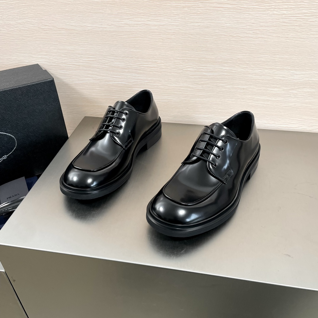 NO:273149,Code: YS004455 Prada/Prada New men's lace-up casual leather shoes are shipped, Dongguan products are fine. Those who know the goods should start quickly!  Made of imported glossy beads, splicing and sewing process, soft and comfortable, without wrinkles, round toe lace style, metal enamel shoes with waxed round shoelaces, elegant and atmospheric, thickened and heavy industry, high quality, instantly, sold out all the currency in the market, standard gold standard cowhide footbed, inner calf leather strips with thick rubber sole, durable wear, high comfort on foot, complete packaging, dust bags and shoehorns, size 39-40-41-42-43-44 leather shoes size, item number 2DE377 black,, prada, prada, cowhide19860909编码:YS004455 Prada/普拉达 新款男士系带休闲皮鞋出货 莞产精品 懂货的赶紧下手！ 采用进口亮面开边珠制作 拼接缝制工艺 柔软舒适不起皱褶 圆头系带款式 金属珐琅鞋眼搭配打蜡圆鞋带 优雅大气 加厚重工打造 高品质精品 秒杀市场一切通货 标配金标牛皮垫脚 内里小牛皮 真皮沿条配加厚橡胶材质底 经久耐磨 上脚舒适度高 包装齐全配防尘袋和鞋拔 尺码39-40-41-42-43-44 皮鞋尺码 货号2DE377 黑色,,prada,prada,cowhide,Men's shoes