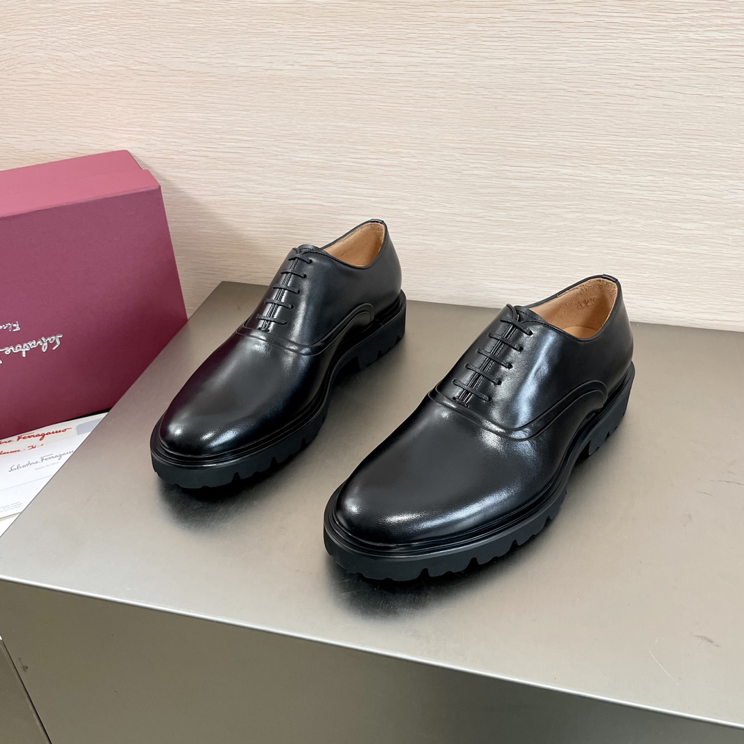 NO:274677,Code YS004858 Ferragam/Ferragam new men's business casual leather shoes Oxford shoes, Dongguan's heavy industry products!  This lace-up oxford shoe is made of imported calf leather, showing a novel urban style between the lines. The deconstruction of classic shoes is used, and the winding and orderly lines are outlined with hidden seams, so that the upper has a double-layer effect. The rubber foam sole and triple outer protruding rubber edges complement each other. It is very fashionable and charming. The inner dyed calf leather, genuine leather footbeds, and the standard logo decoration is simple and yet atmospheric. The classic European and American loose style style is excellent. It has excellent comfort for the foot, and is equipped with a dust bag with original box packaging!  Size 39-40-41-42-43-44-45 Standard leather shoe size Article number 0782-32 Black cowhide, ferragamo, ferragamo, cowhide19860909编码YS004858 Ferragam/菲拉格慕新款男士商务休闲皮鞋牛津鞋 莞产重工猛货！ 这款系带牛津鞋采用进口小牛皮制成,线条之间彰显新颖都市型格.运用经典鞋履解构,以隐密式接缝勾勒蜿蜒有致的线条,使鞋面呈现双层效果.橡胶发泡鞋底和三重外突橡胶沿条相得益彰.极富时髦魅力,本染小牛皮内里,真皮垫脚,标配logo装饰,简约不失大气,欧美经典宽松风格版型,上脚舒适度极好,配原盒包装防尘袋！ 尺码39-40-41-42-43-44-45 标准皮鞋尺码 货号0782-32 黑色牛皮,,ferragamo,ferragamo,cowhide,Men's shoes