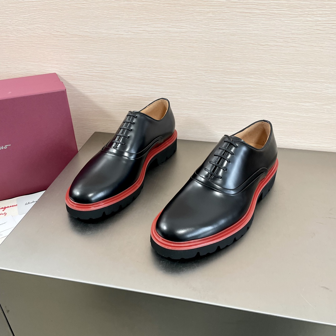 NO:274675,Code YS004858 Ferragam/Ferragam new men's business casual leather shoes Oxford shoes, Dongguan's heavy industry products!  This lace-up oxford shoe is made of imported beaded leather, showing a novel urban style between the lines. The deconstruction of classic shoes is used, and the winding and orderly lines are outlined with hidden seams, so that the upper has a double-layer effect. The rubber foam sole and the contrasting triple outer protruding rubber edge complement each other. It is very fashionable and charming. It is dyed calfskin inner lining, genuine leather footbed, and the standard logo decoration is simple and yet atmospheric. It has a classic loose style in Europe and America, and the footwear is excellent. It is equipped with a dust bag with original box packaging!  Size 39-40-41-42-43-44 Standard leather shoe size Article number 0782-32A Black edge bead, ferragamo, ferragamo, cowhide19860909编码YS004858 Ferragam/菲拉格慕新款男士商务休闲皮鞋牛津鞋 莞产重工猛货！ 这款系带牛津鞋采用进口开边珠皮革制成,线条之间彰显新颖都市型格.运用经典鞋履解构,以隐密式接缝勾勒蜿蜒有致的线条,使鞋面呈现双层效果.橡胶发泡鞋底和撞色三重外突橡胶沿条相得益彰.极富时髦魅力,本染小牛皮内里,真皮垫脚,标配logo装饰,简约不失大气,欧美经典宽松风格版型,上脚舒适度极好,配原盒包装防尘袋！ 尺码39-40-41-42-43-44 标准皮鞋尺码 货号0782-32A 黑色开边珠,,ferragamo,ferragamo,cowhide,Men's shoes