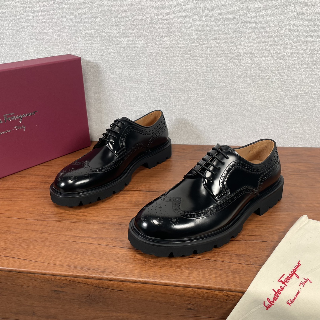 NO:274671,Code YS004858 Ferragam/Ferragam New Men's Business and Casual Leather Shoes Derby Shoes Exclusive Spot Shipping!  Dongguan’s heavy industry is very popular!  This derby shoe is made of imported beaded leather with a light texture and cool style. The carved upper of the brick is showing a novel urban trend between the lines. The toe is round and full, the rubber foam sole and the contrasting triple outer protruding rubber edge complement each other. It is very fashionable and charming. It is dyed calfskin inner lining, genuine leather footbed, and the standard logo decoration is simple and atmospheric. It has a classic loose style in Europe and the United States, and the footwear is excellent. It is equipped with a dust bag with original box packaging!  Size 38-39-40-41-42-43-44 Standard leather shoe size Article number 2316-F1 Black, ferragamo, ferragamo, cowhide19860909编码YS004858 Ferragam/菲拉格慕 新款男士商务休闲皮鞋德比鞋 独家现货秒发！莞产重工猛货！ 这款德比鞋采用进口开边珠皮革制成,质感轻盈,风格酷飒,布洛克雕花鞋面,线条之间彰显新颖都市潮流.鞋头圆润饱满,橡胶发泡鞋底和撞色三重外突橡胶沿条相得益彰.极富时髦魅力,本染小牛皮内里,真皮垫脚,标配logo装饰,简约不失大气,欧美经典宽松风格版型,上脚舒适度极好,配原盒包装防尘袋！ 尺码38-39-40-41-42-43-44 标准皮鞋尺码 货号2316-F1 黑色,,ferragamo,ferragamo,cowhide,Men's shoes