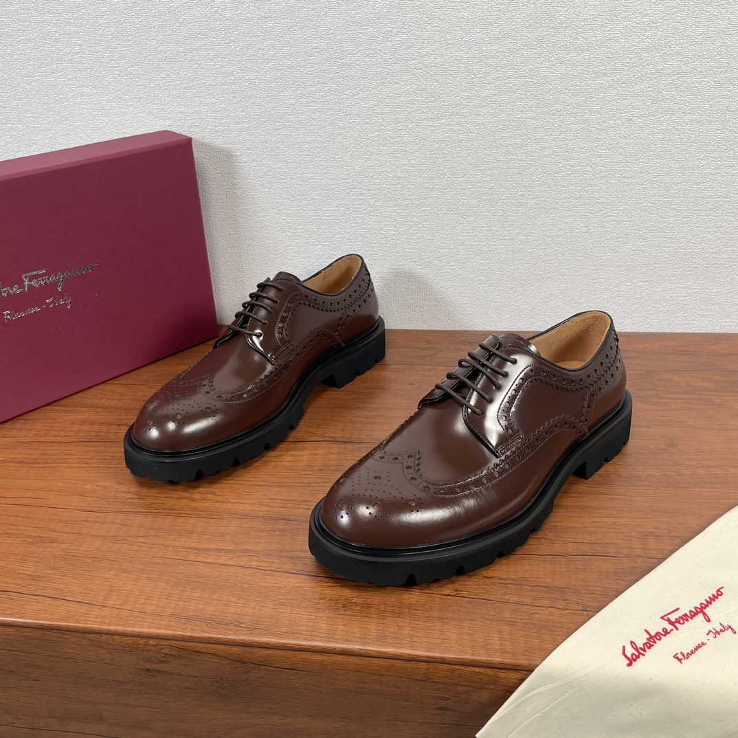 NO:274673,Code YS004858 Ferragam/Ferragam New Men's Business and Casual Leather Shoes Derby Shoes Exclusive Spot Shipping!  Dongguan’s heavy industry is very popular!  This derby shoe is made of imported beaded leather with a light texture and cool style. The carved upper of the brick is showing a novel urban trend between the lines. The toe is round and full, the rubber foam sole and the contrasting triple outer protruding rubber edge complement each other. It is very fashionable and charming. It is dyed calfskin inner lining, genuine leather footbed, and the standard logo decoration is simple and atmospheric. It has a classic loose style in Europe and the United States, and the footwear is excellent. It is equipped with a dust bag with original box packaging!  Size 38-39-40-41-42-43-44 Standard leather shoes size Article number 2316-F1 Coffee, ferragamo, ferragamo, cowhide19860909编码YS004858 Ferragam/菲拉格慕 新款男士商务休闲皮鞋德比鞋 独家现货秒发！莞产重工猛货！ 这款德比鞋采用进口开边珠皮革制成,质感轻盈,风格酷飒,布洛克雕花鞋面,线条之间彰显新颖都市潮流.鞋头圆润饱满,橡胶发泡鞋底和撞色三重外突橡胶沿条相得益彰.极富时髦魅力,本染小牛皮内里,真皮垫脚,标配logo装饰,简约不失大气,欧美经典宽松风格版型,上脚舒适度极好,配原盒包装防尘袋！ 尺码38-39-40-41-42-43-44标准皮鞋尺码 货号2316-F1 咖色,,ferragamo,ferragamo,cowhide,Men's shoes