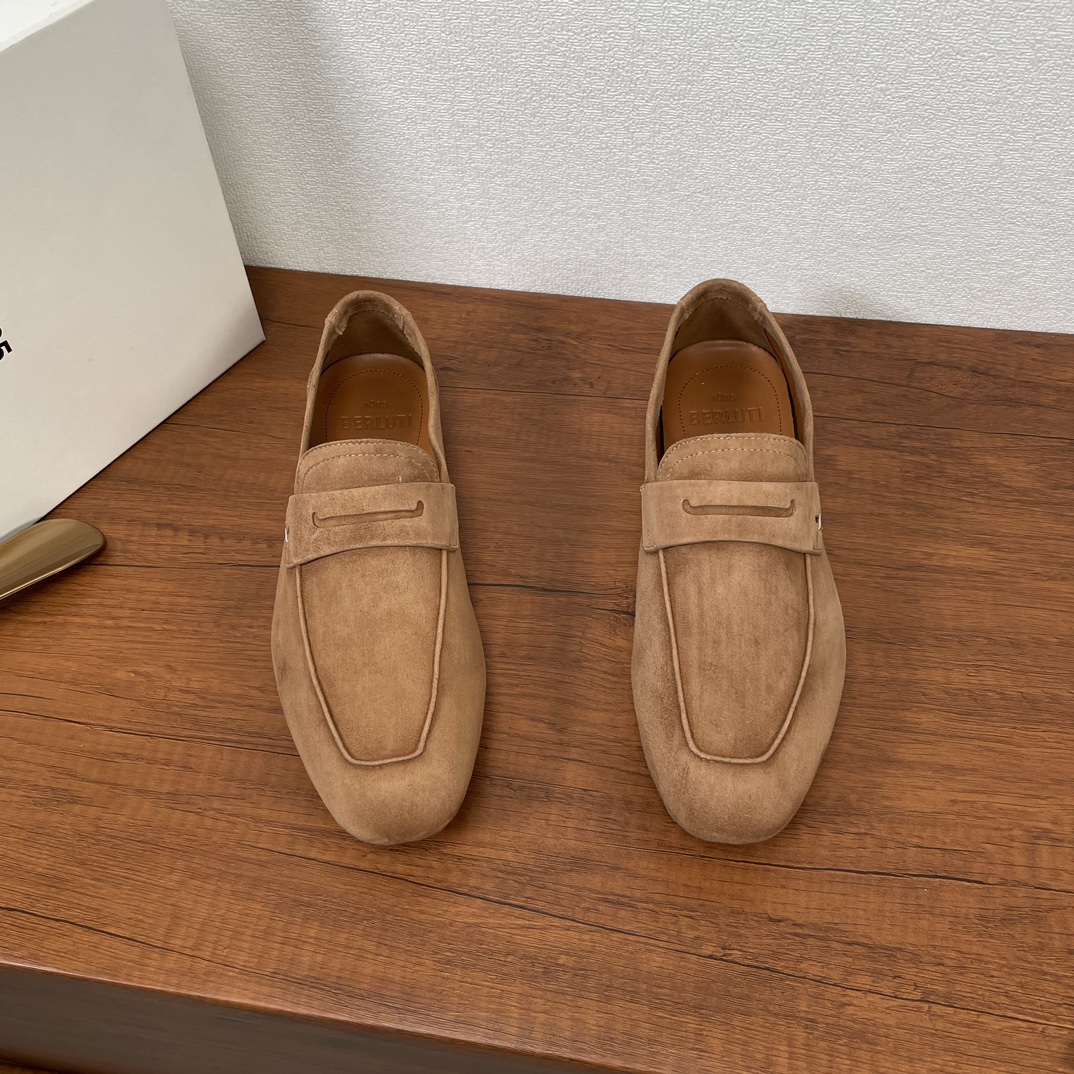 Berluti Chaussures Loafers Couleur abricot Deerskin Caoutchouc Série d’été Peu importe YS003848