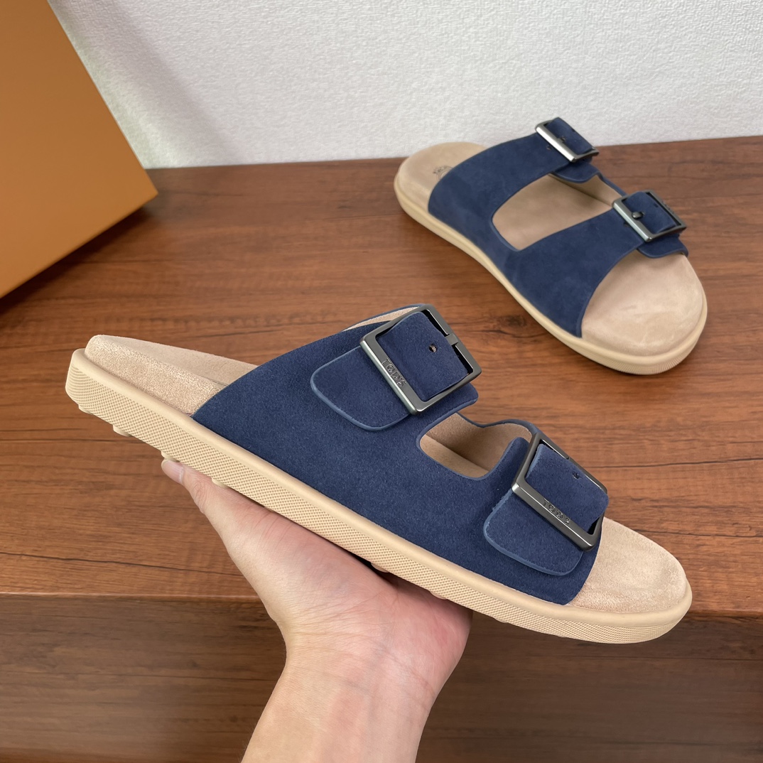 NO:284777,Code YS003545 TOD'S/Todds Men's Suede Leather Buckle Sandals This sandals adopts the classic buckle design of sandals, two strips of suede cowhide with engraved logo, the leather is soft and comfortable, the suede leather shoe insole is matched with the classic bean shoes rubber outsole combination, perfect and exquisite design. The foot is light and comfortable, fashionable and generous, and comes with the original box packaging!  Size number 39-40-41-42-43-44 Standard leather shoe size Article number 060K sandals Blue, Tod's, sandals, cowhide19860909编码YS003545 TOD'S/托德斯 男士绒面皮革搭扣凉拖 这款凉拖采用凉鞋的经典搭扣设计,两条绒面牛皮革并饰有雕刻徽标的金属搭扣饰带,皮革柔软舒适,绒面皮革鞋内底搭配经典豆豆鞋橡胶外底组合,完美精致的设计感.上脚轻便舒适,时尚大方,配原盒包装！ 码数39-40-41-42-43-44 标准皮鞋码 货号060K凉拖 蓝色,,Tod's,sandals,cowhide,Men's shoes