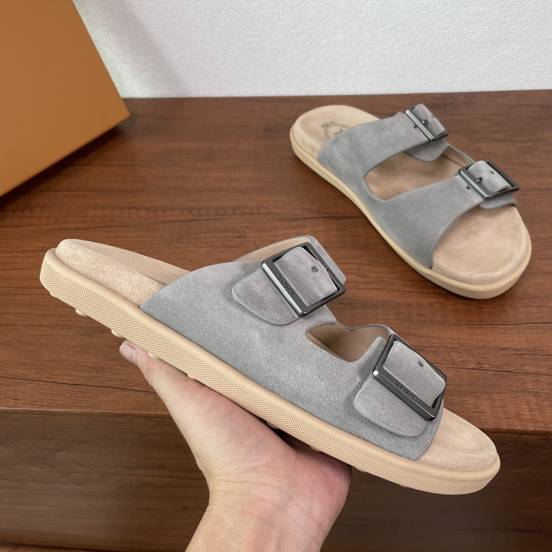 NO:284782,Code YS003545 TOD'S/Todds Men's Suede Leather Buckle Sandals This sandals adopts the classic buckle design of sandals, two strips of suede cowhide with engraved logo, the leather is soft and comfortable, the suede leather shoe insole is matched with the classic bean shoes rubber outsole combination, perfect and exquisite design. The foot is light and comfortable, fashionable and generous, and comes with the original box packaging!  Size number 39-40-41-42-43-44 Standard leather shoe size Article number 060K sandals Gray, Tod's, sandals, cowhide19860909编码YS003545 TOD'S/托德斯 男士绒面皮革搭扣凉拖 这款凉拖采用凉鞋的经典搭扣设计,两条绒面牛皮革并饰有雕刻徽标的金属搭扣饰带,皮革柔软舒适,绒面皮革鞋内底搭配经典豆豆鞋橡胶外底组合,完美精致的设计感.上脚轻便舒适,时尚大方,配原盒包装！ 码数39-40-41-42-43-44 标准皮鞋码 货号060K凉拖 灰色,,Tod's,sandals,cowhide,Men's shoes