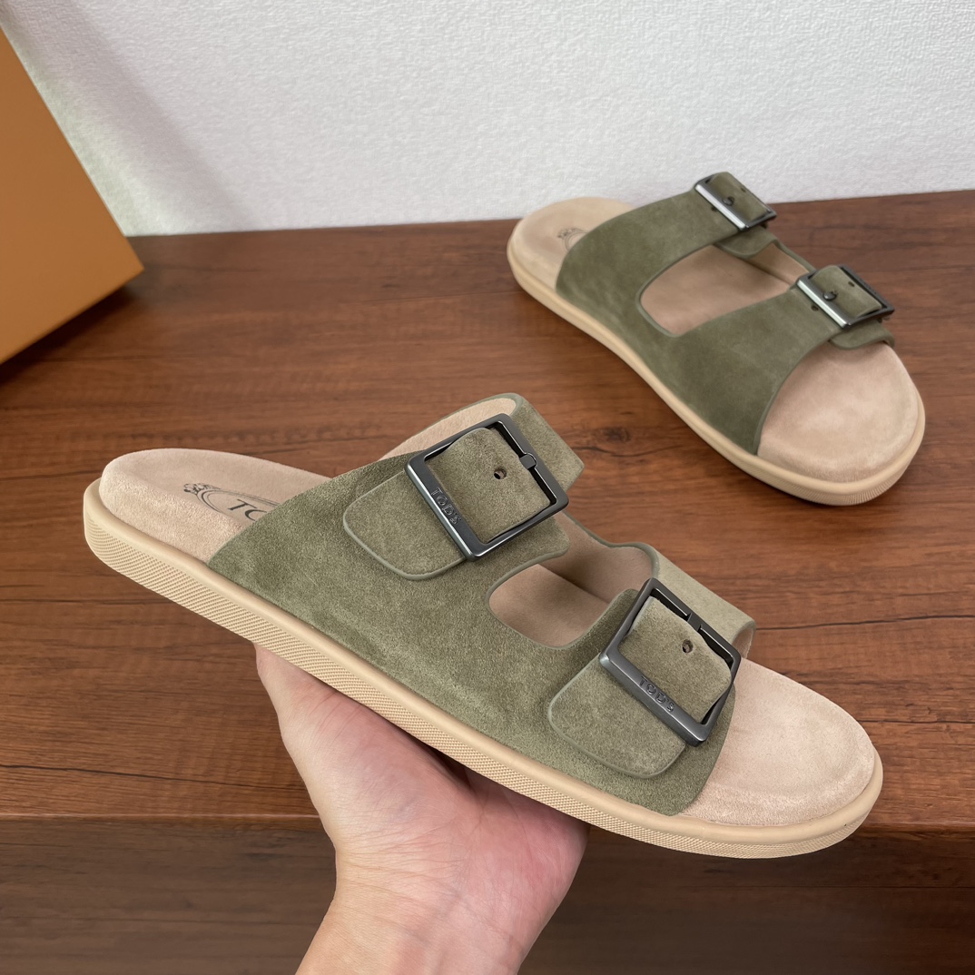 NO:284787,Code YS003545 TOD'S/Todds Men's Suede Leather Buckle Sandals This sandals adopts the classic buckle design of sandals, two strips of suede cowhide with engraved logo, the leather is soft and comfortable, the suede leather shoe insole is matched with the classic bean shoes rubber outsole combination, perfect and exquisite design. The foot is light and comfortable, fashionable and generous, and comes with the original box packaging!  Size number 39-40-41-42-43-44 Standard leather shoe size Article number 060K sandals Military green, Tod's, sandals, cowhide19860909编码YS003545 TOD'S/托德斯 男士绒面皮革搭扣凉拖 这款凉拖采用凉鞋的经典搭扣设计,两条绒面牛皮革并饰有雕刻徽标的金属搭扣饰带,皮革柔软舒适,绒面皮革鞋内底搭配经典豆豆鞋橡胶外底组合,完美精致的设计感.上脚轻便舒适,时尚大方,配原盒包装！ 码数39-40-41-42-43-44 标准皮鞋码 货号060K凉拖 军绿,,Tod's,sandals,cowhide,Men's shoes