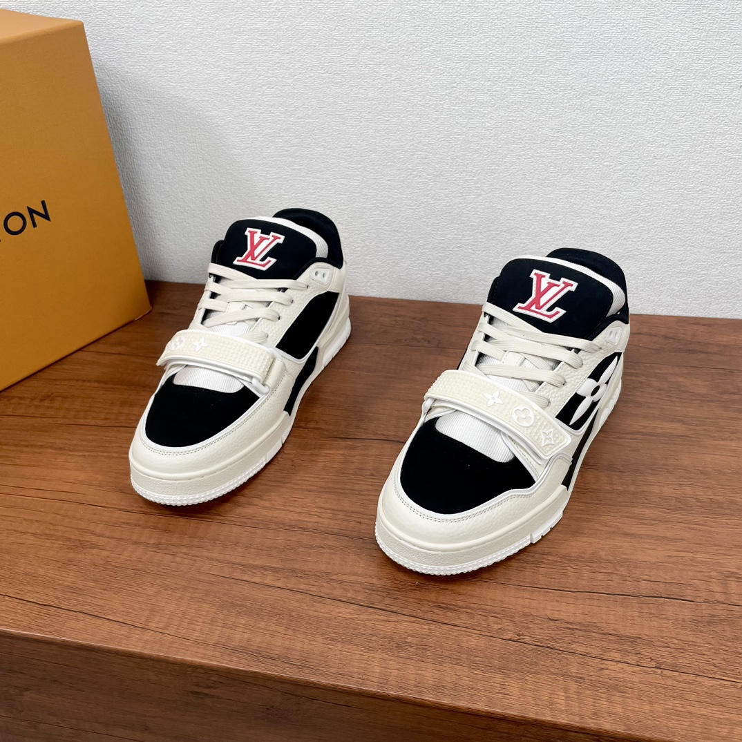NO:272717,Coded LV Trainer Men's Sports Shoes Shipping This LV Trainer sneakers are reinterpreted with Virgil Abloh's classic work, and then embellish Monogram flowers with rubber outsoles of the same color. The deformation Monogram flowers are on the side, which contrasts with the rear asymmetrical Louis and Vuitton logos. Continue the complex upper, the rubber outsole continues the iconic elements. The tongue is decorated with LV letters, Monogram flowers are decorated with the side and outsoles, and the rear is asymmetrical Louis and Vuitton logos, the side is decorated with handwritten Louis Vuitton logos, soft technology lining, thickened comfortable shoe collar, and standard cotton insoles continues the comfort experience. With the complete packaging of the original box!  Number of codes 39-40-41-42-43-44 Standard leather shoe size (38/45 can be customized but does not support return and exchange) Item number 1A43 Flower White and black, louis vuitton,louis vuitton,louis vuitton,sneakers,cowhide19860909编码 LV Trainer 男士运动鞋出货 本款 LV Trainer 运动鞋以正绒面和粒面牛皮革重绎 Virgil Abloh 的经典之作,再为同色系橡胶外底点缀 Monogram 花卉.变形 Monogram 花卉栖身侧面,与后部不对称 Louis 和 Vuitton 标识互为映衬.延续繁复鞋面,注胶橡胶外底延续标志性元素,鞋舌饰有 LV 字母,侧面及外底饰有 Monogram 花卉,后部呈现不对称 Louis 和 Vuitton 标识,侧面饰有手写体路易威登标识,柔软科技内衬,加厚舒适鞋领,标配棉鞋垫延续舒适体验.配原盒全套包装！ 码数39-40-41-42-43-44 标准皮鞋码（38/45可定但不支持退换货） 货号1A43花卉 白黑,,louis vuitton,louis vuitton,louis vuitton,sneakers,cowhide,Men's shoes