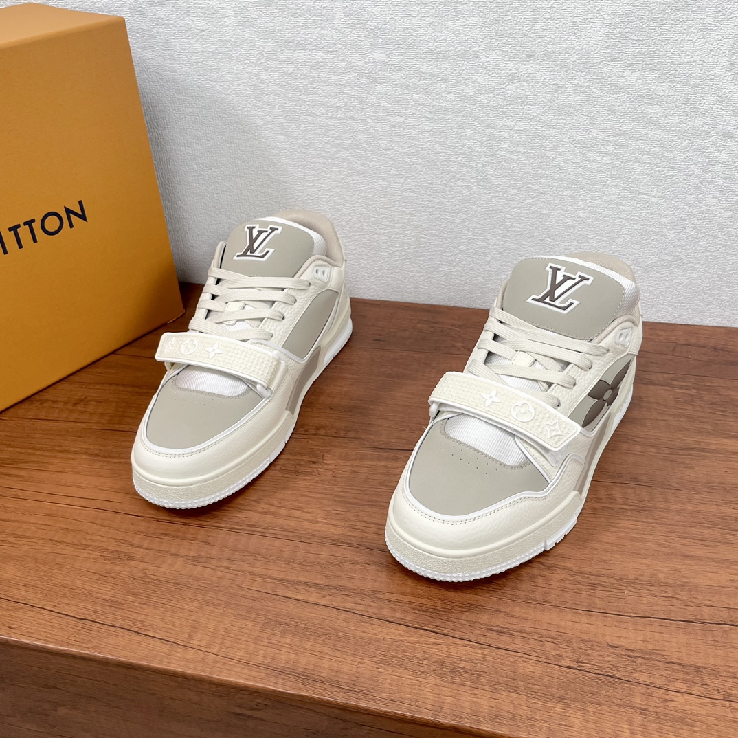 NO:272720,Coded LV Trainer Men's Sports Shoes Shipping This LV Trainer sneakers are reinterpreted with Virgil Abloh's classic work, and then embellish Monogram flowers with rubber outsoles of the same color. The deformation Monogram flowers are on the side, which contrasts with the rear asymmetrical Louis and Vuitton logos. Continue the complex upper, the rubber outsole continues the iconic elements. The tongue is decorated with LV letters, Monogram flowers are decorated with the side and outsoles, and the rear is asymmetrical Louis and Vuitton logos, the side is decorated with handwritten Louis Vuitton logos, soft technology lining, thickened comfortable shoe collar, and standard cotton insoles continues the comfort experience. With the complete packaging of the original box!  Number of codes 39-40-41-42-43-44 Standard leather shoe size (38/45 can be customized but does not support return and exchange) Article number 1A43 Flower White gray, louis vuitton,louis vuitton,louis vuitton,sneakers,cowhide19860909编码 LV Trainer 男士运动鞋出货 本款 LV Trainer 运动鞋以正绒面和粒面牛皮革重绎 Virgil Abloh 的经典之作,再为同色系橡胶外底点缀 Monogram 花卉.变形 Monogram 花卉栖身侧面,与后部不对称 Louis 和 Vuitton 标识互为映衬.延续繁复鞋面,注胶橡胶外底延续标志性元素,鞋舌饰有 LV 字母,侧面及外底饰有 Monogram 花卉,后部呈现不对称 Louis 和 Vuitton 标识,侧面饰有手写体路易威登标识,柔软科技内衬,加厚舒适鞋领,标配棉鞋垫延续舒适体验.配原盒全套包装！ 码数39-40-41-42-43-44 标准皮鞋码（38/45可定但不支持退换货） 货号1A43花卉 白灰,,louis vuitton,louis vuitton,louis vuitton,sneakers,cowhide,Men's shoes