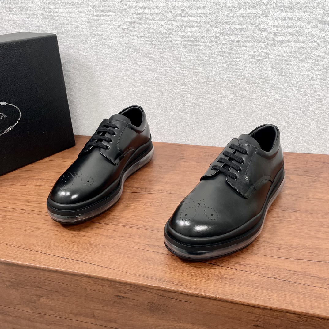 NO:353516,Code Prada/Prada Classic men's lace-up air cushion business casual leather shoes adopts Italian original open beads/calf leather upper, low-key and luxurious, imported German motorcycles, precision stitching and splicing, Derby last, simple glossy, toe-block carved embellishment, calfskin inside, P home's unique gold standard foot pad, stable and comfortable upper foot, 4CM original ultra-soft air cushion sole, rubber bottom wrap, high comfort, excellent anti-slip performance, not off-sole, more durable, can enter and exit various occasions, fine workmanship, full packaging!  Size 39-40-41-42-43-44 Leather Shoe Size Article No. 2EG348 Black Cowhide, prada, prada, cowhide19860909编码 Prada/普拉达 经典款男士系带气垫商务休闲皮鞋 采用意大利原厂开边珠/小牛皮鞋面,低调奢华,德国进口机车,精密缝合拼接, 德比楦型,简约光面,鞋头布洛克雕花点缀,内里小牛皮,P家独有金标垫脚,上脚稳固舒适,4CM原厂超柔气垫大底,橡胶底层包裹,舒适度高,防滑性能极好,不脱底、更耐穿,可进出各种场合,做工精细细致,配全套包装！ 码数39-40-41-42-43-44 皮鞋尺码 货号2EG348 黑色牛皮,,prada,prada,cowhide,Men's shoes