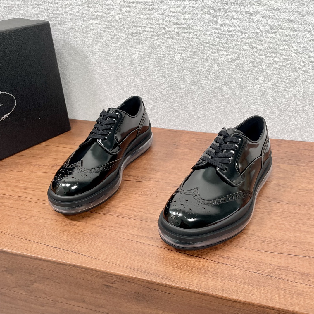 NO:353542,Code Prada/Prada Classic men's air cushion business casual leather shoes made of Italian original edge beads/calf leather, low-key luxury, geometric cutting, imported German motorcycle, precision stitching and splicing, simple glossy derby last, Brock classic European and American style, metal shoes with cotton shoelaces, full calfskin inside, P home's unique gold standard with upper material foot pads, stable and comfortable upper foot, 4CM original super soft air cushion sole, rubber bottom wrap, high comfort, excellent anti-slip performance, edge-covering adhesive technology, not taking off the sole, more durable, more adaptable, can enter and exit various occasions, fine workmanship, perfect like artwork, complete packaging, Size 38-39-40-41-42-43-44 Leather shoe size Article number 2EG299  Black beads, prada, prada, cowhide19860909编码 Prada/普拉达 经典男士气垫商务休闲皮鞋 采用意大利原厂开边珠/小牛皮制成,低调奢华,几何裁剪,德国进口机车,精密缝合拼接, 简约光面德比楦型,布洛克经典欧美风格 ,金属鞋眼配棉鞋带,内里全小牛皮,P家独有金标同鞋面材质垫脚,上脚稳固舒适,4CM原厂超柔气垫大底,橡胶底层包裹,舒适度高,防滑性能极好,包边胶粘工艺,不脱底,更耐穿,适应性更强,可进出各种场合,做工精细细致,完美如艺术品,配全套包装 码数38-39-40-41-42-43-44 皮鞋尺码 货号2EG299 黑色开边珠,,prada,prada,cowhide,Men's shoes
